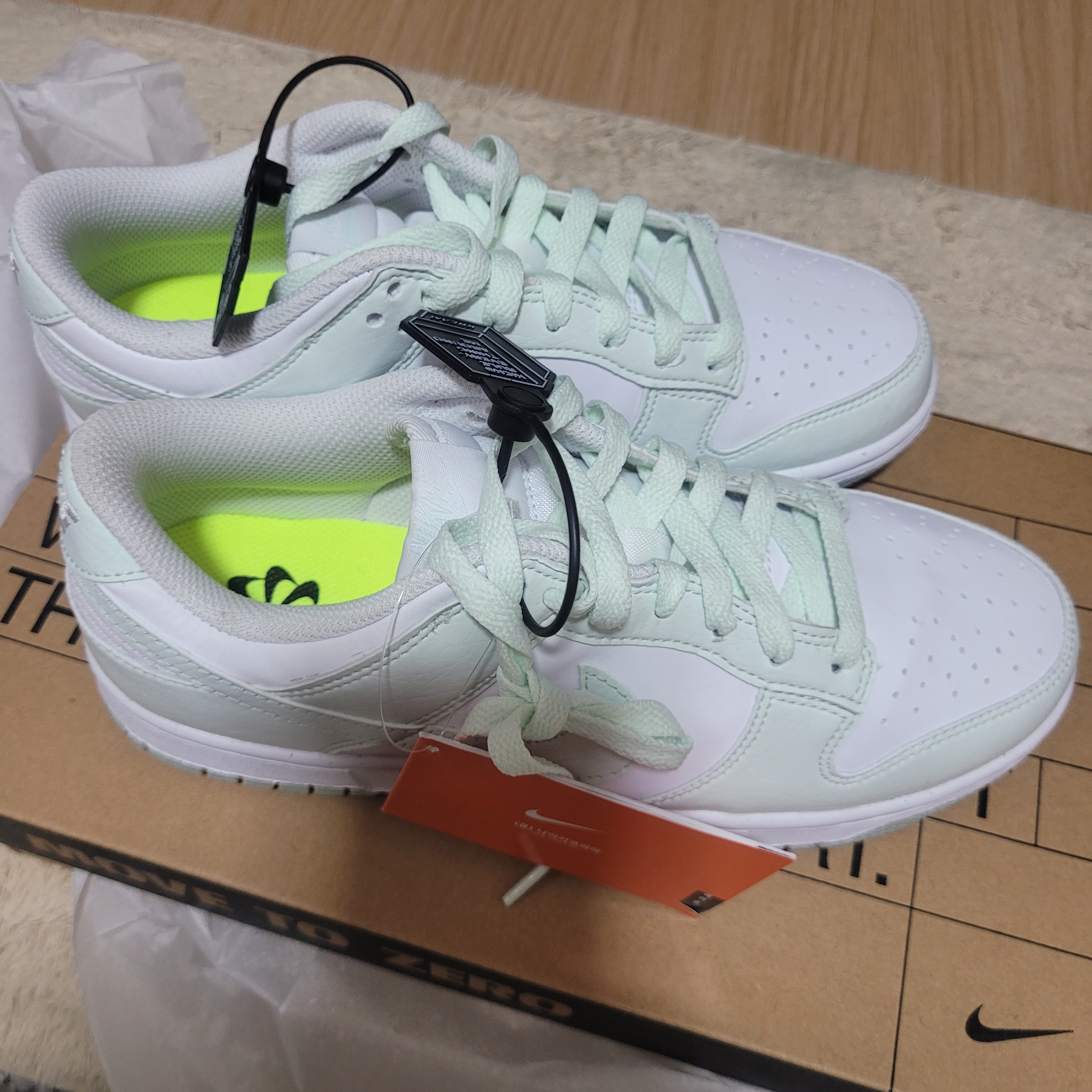 (W) Nike Dunk Low Next Nature Barely Green and White 착용 스타일 - 2