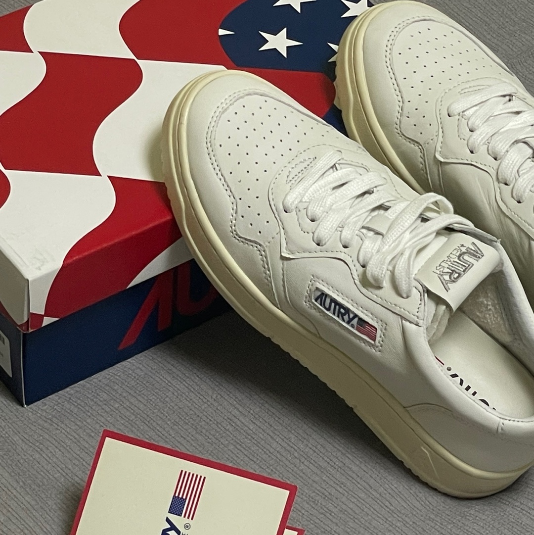 (W) Autry Medalist Low Goatskin Sneakers White 착용 스타일 - 1