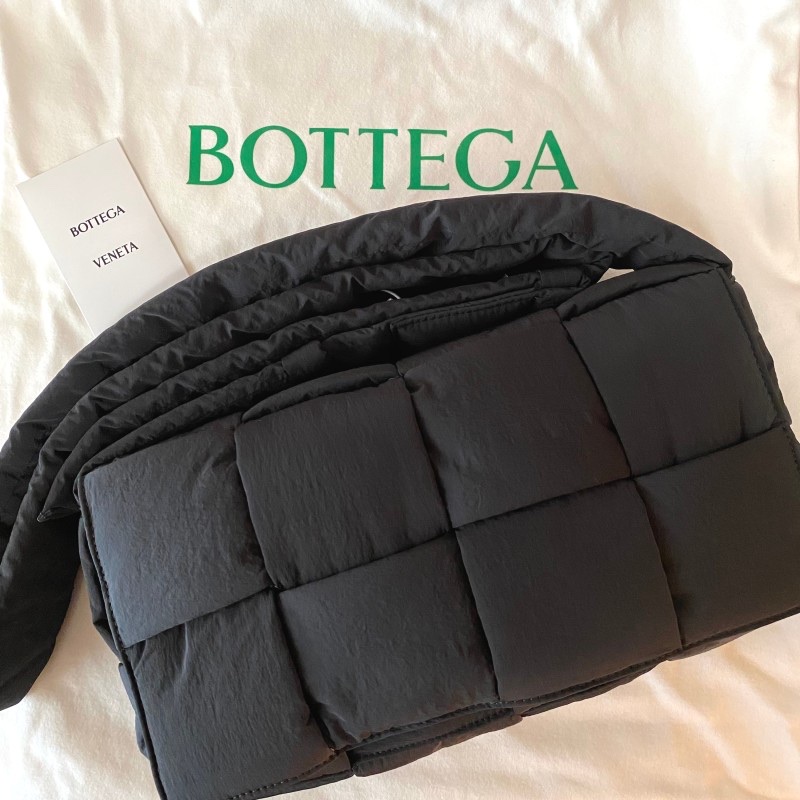 Bottega Veneta Padded Tech Cassette Black, Nike Dunk Low Retro Black 착용 스타일 - 3