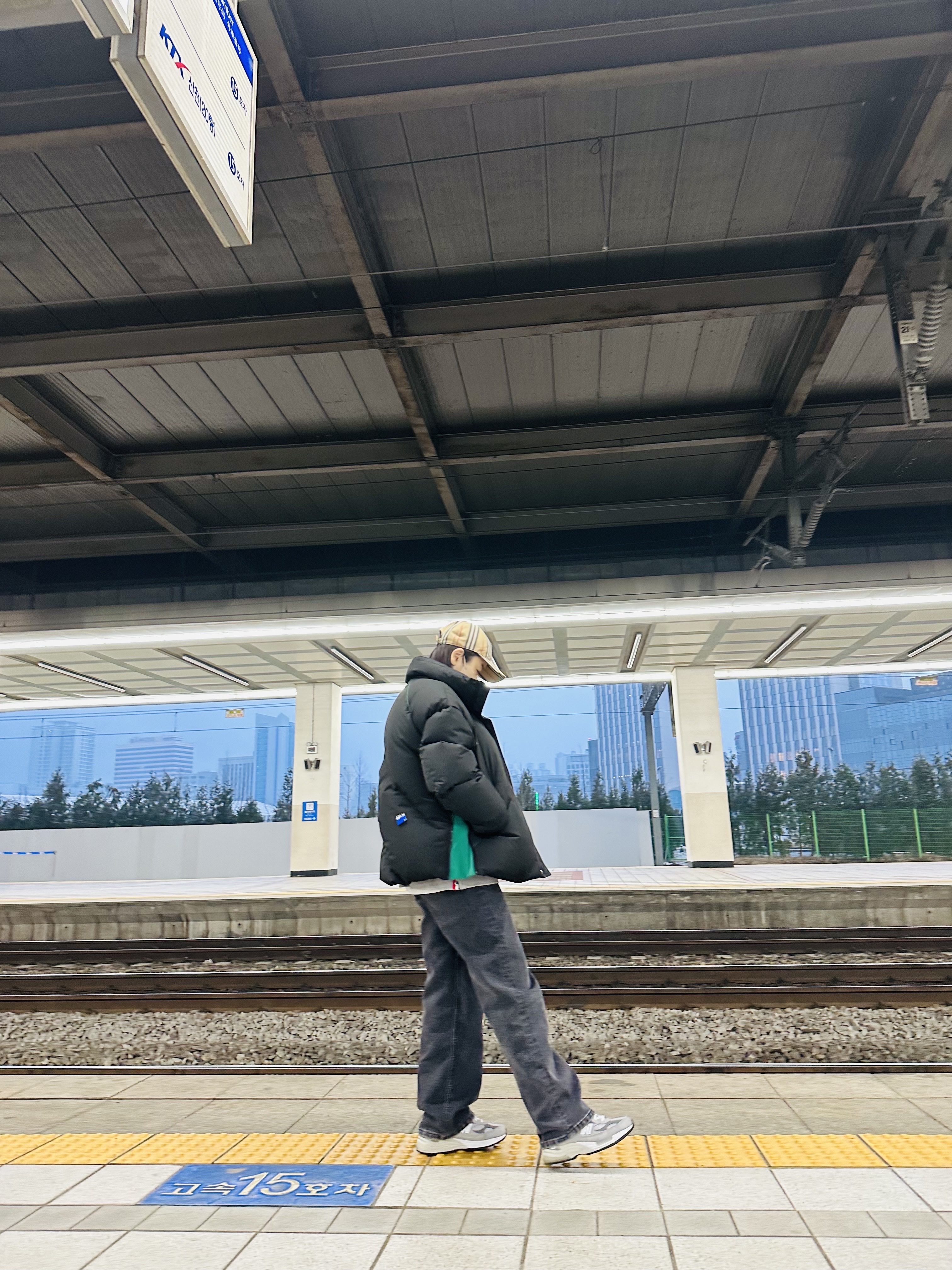 Zara x Ader Error Oversize Puffer Jacket Black, New Balance 992 Made in USA Grey - D Standard 착용 스타일 - 5