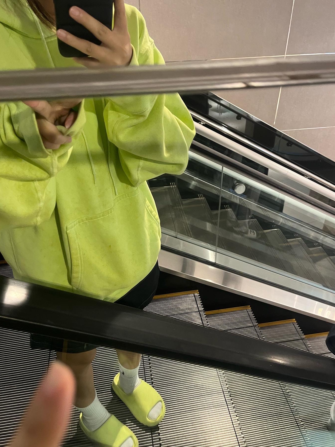 Adidas Yeezy Slide Glow Green 2022/2023, Nike x Stussy NRG RA Washed Pullover Hoodie Volt (DM1021-702) 착용 스타일 - 1