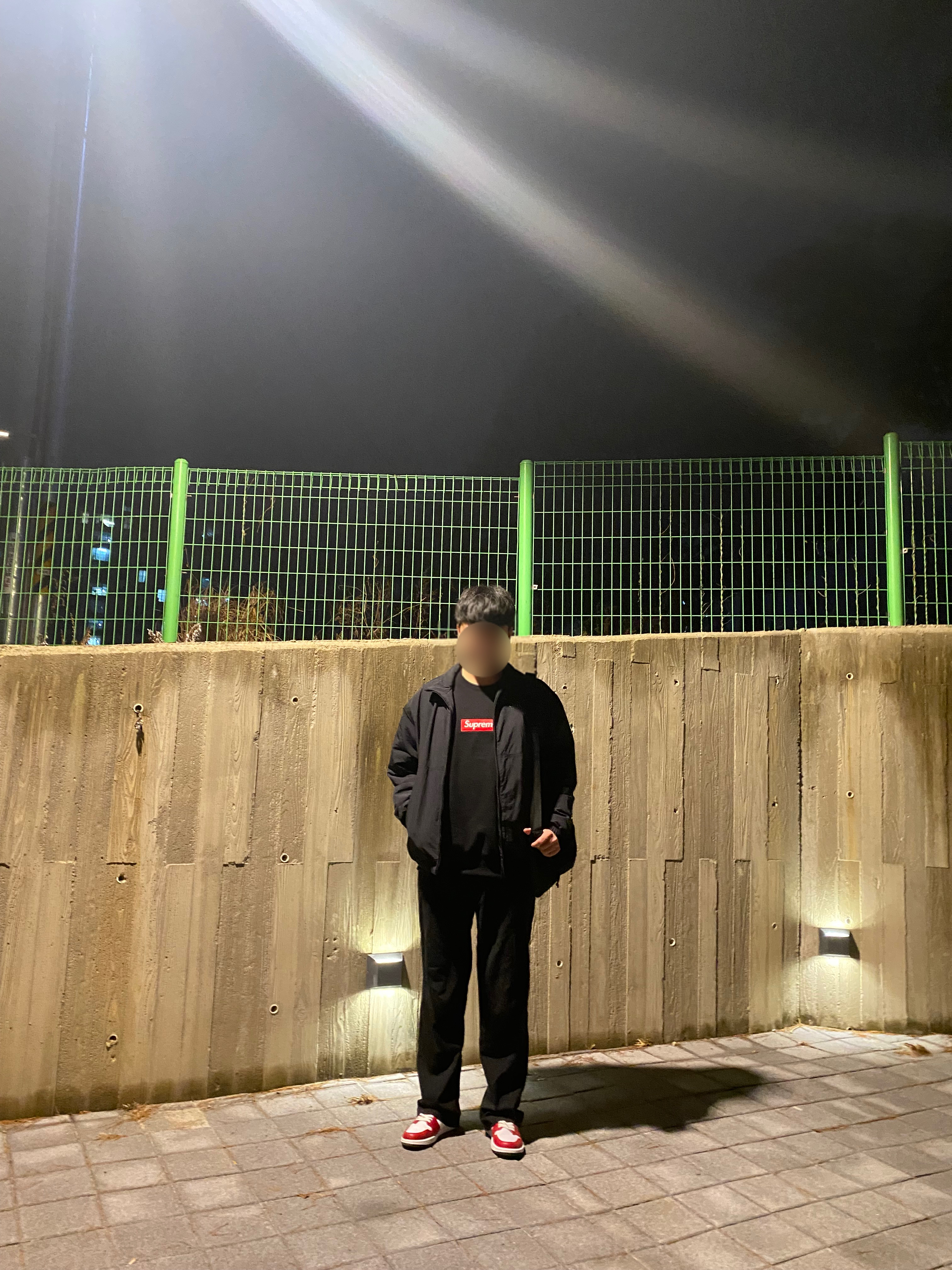 Supreme Box Logo Crewneck Black - 22FW, (W) Jordan 1 Retro High Satin Red 착용 스타일 - 3