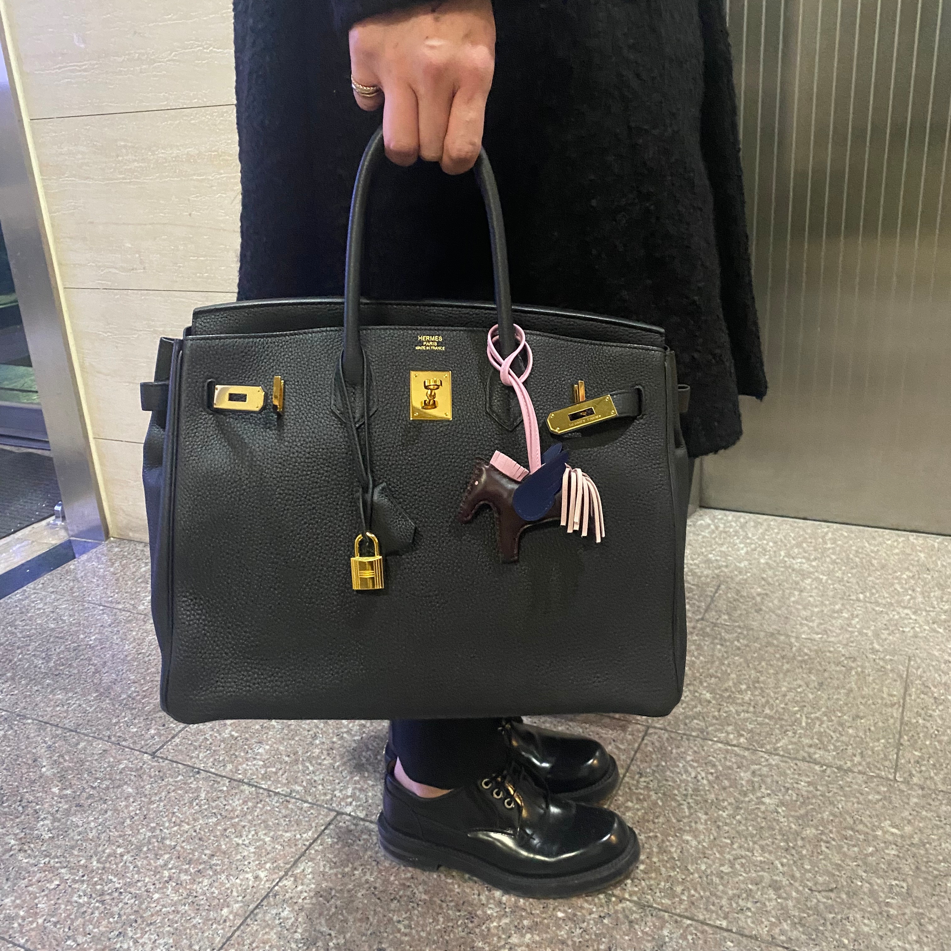 Hermes Rodeo Pegase PM Charm Milo Swift & Noir 착용 스타일 - 2