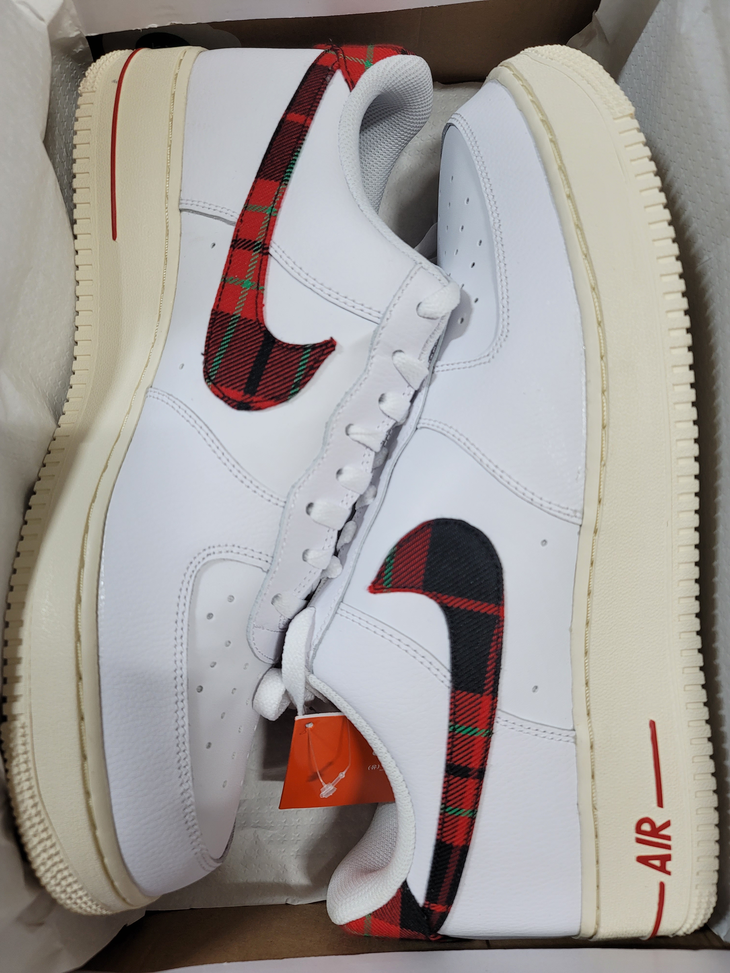 Nike Air Force 1 Low University Red Stadium Green 착용 스타일