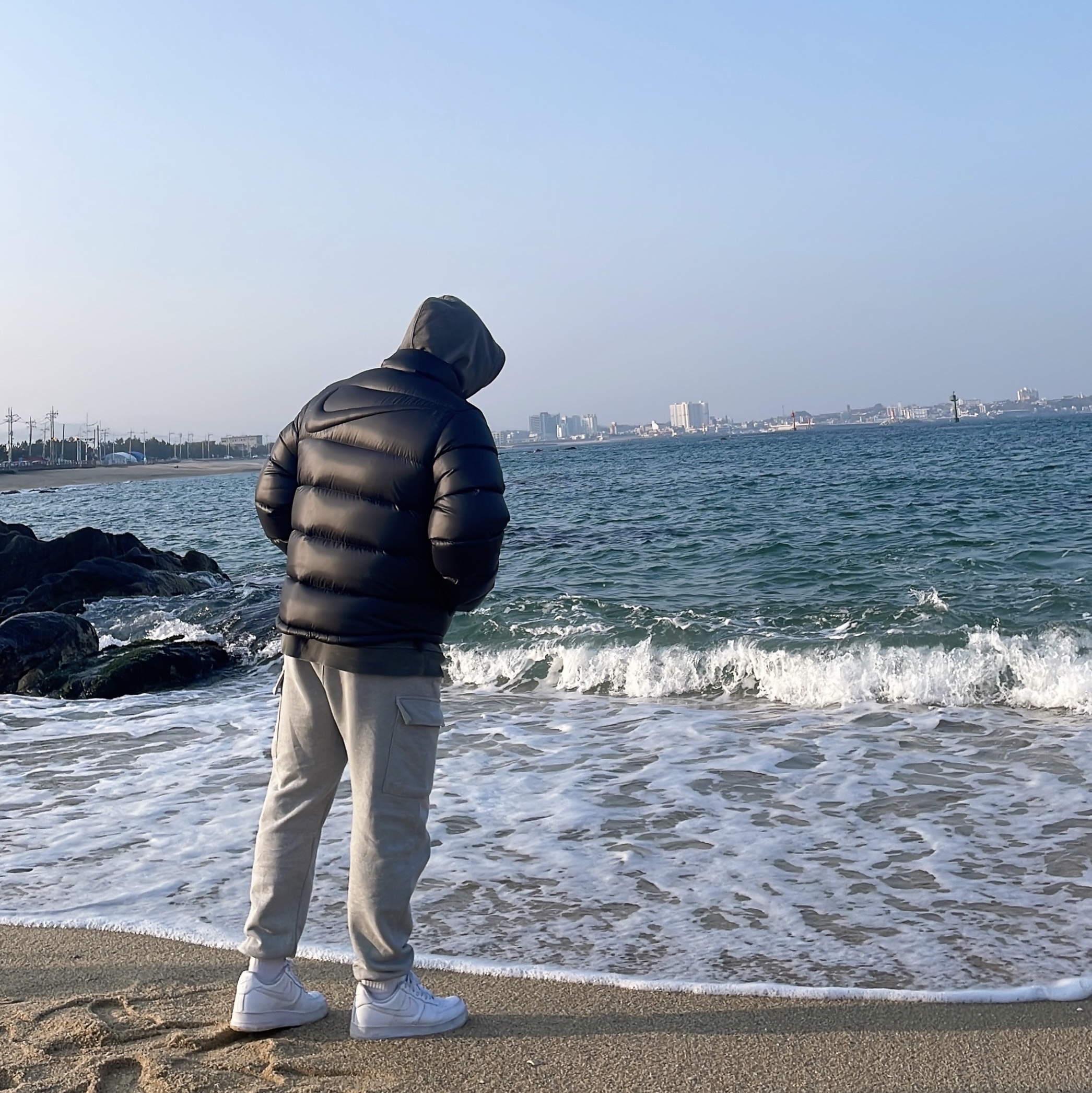 Nike x Drake Nocta Puffer Jacket Black - Asia, Nike Air Force 1 '07 Low White 착용 스타일