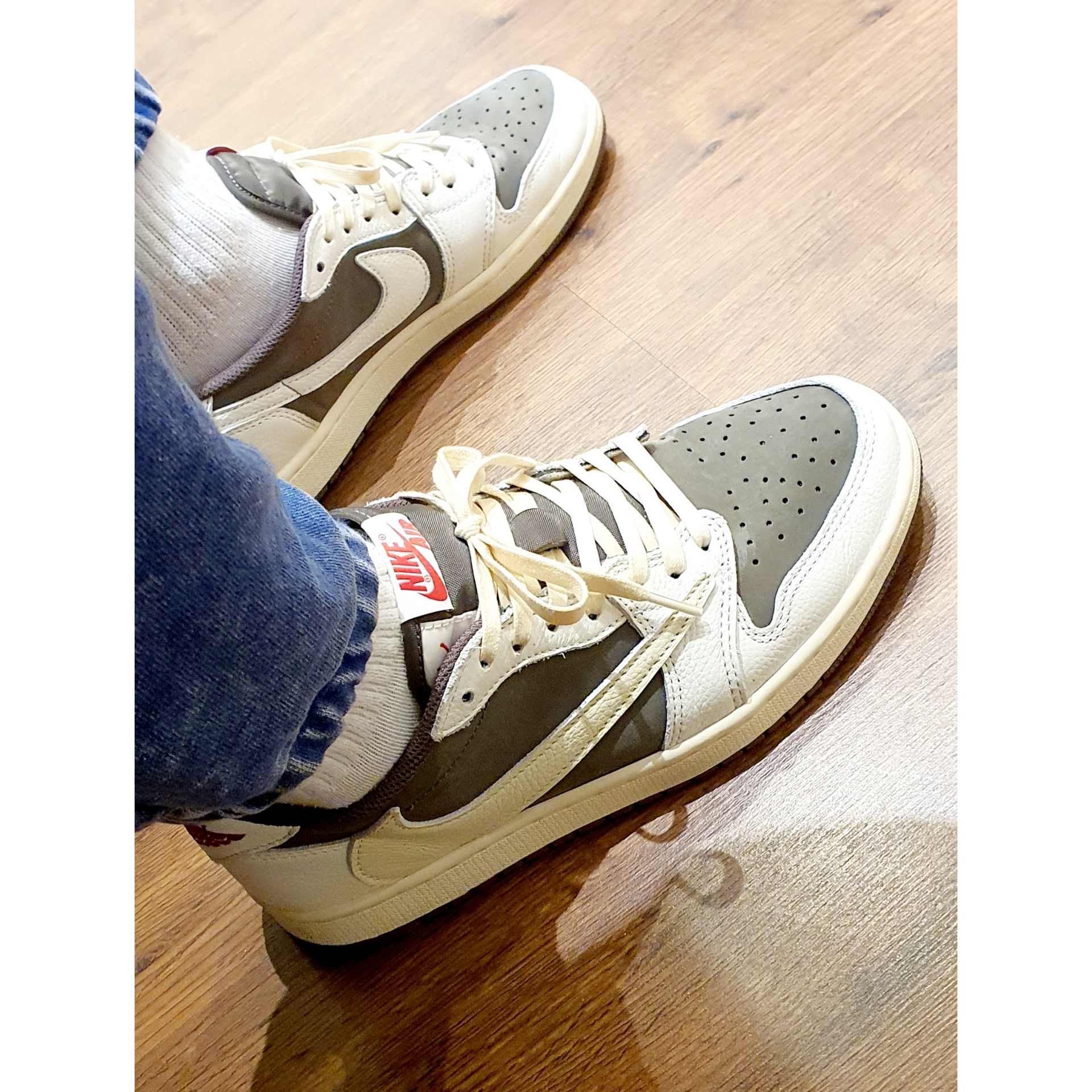 Jordan 1 x Travis Scott Retro Low OG SP Sail and Ridgerock 착용 스타일 - 4