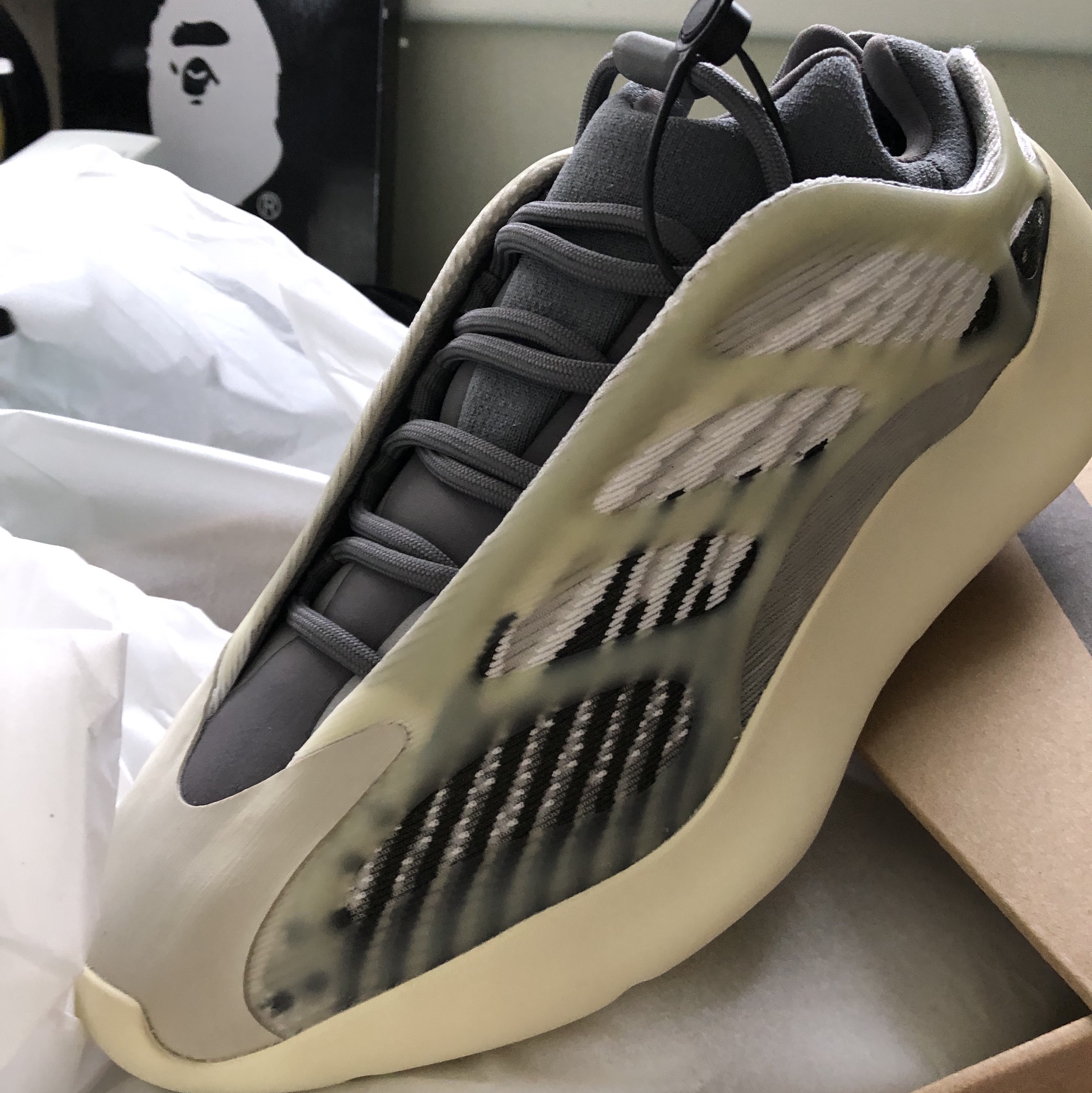 Adidas Yeezy 700 V3 Fade Salt 착용 스타일 - 1