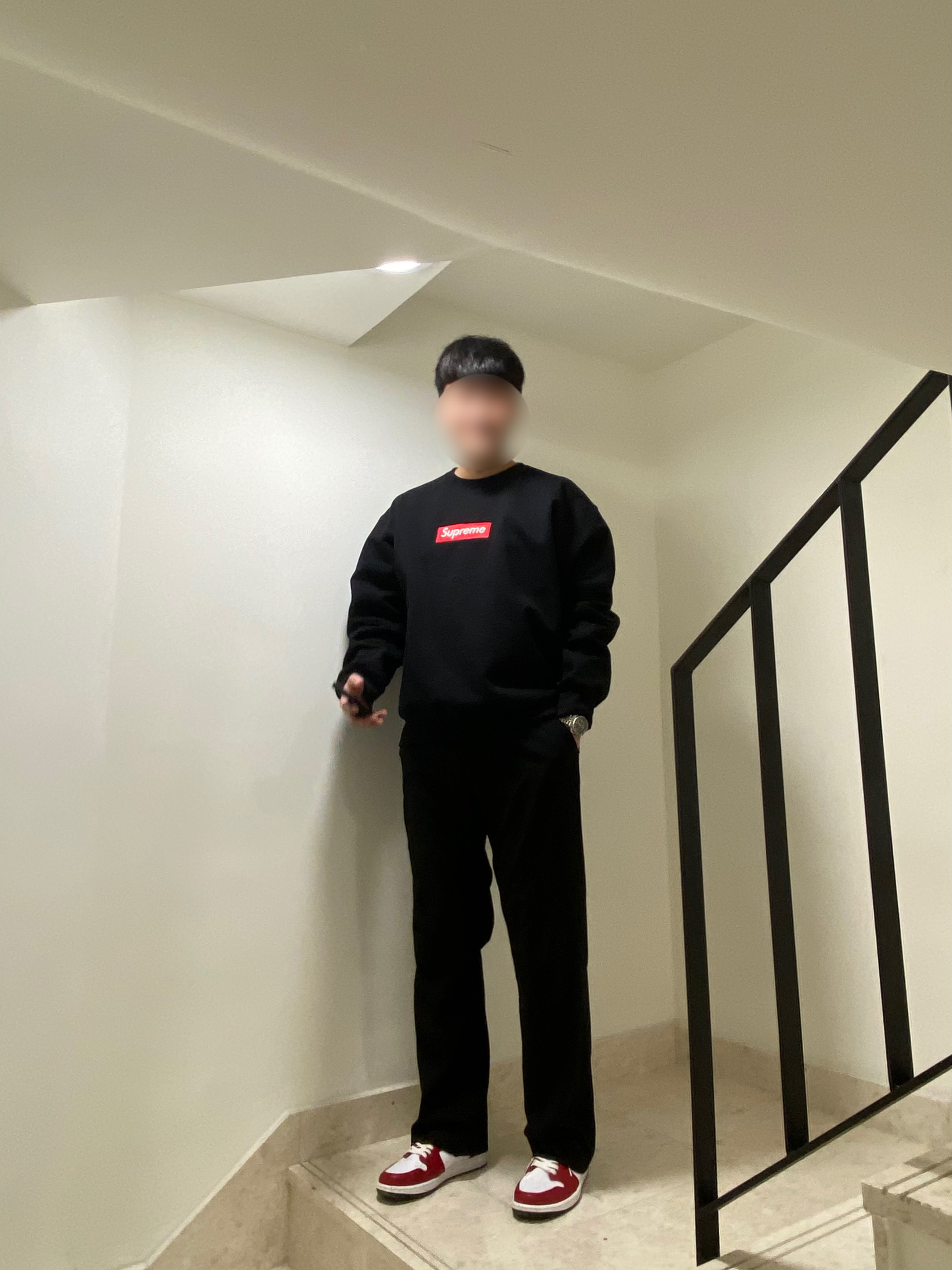 Supreme Box Logo Crewneck Black - 22FW, (W) Jordan 1 Retro High Satin Red 착용 스타일 - 2