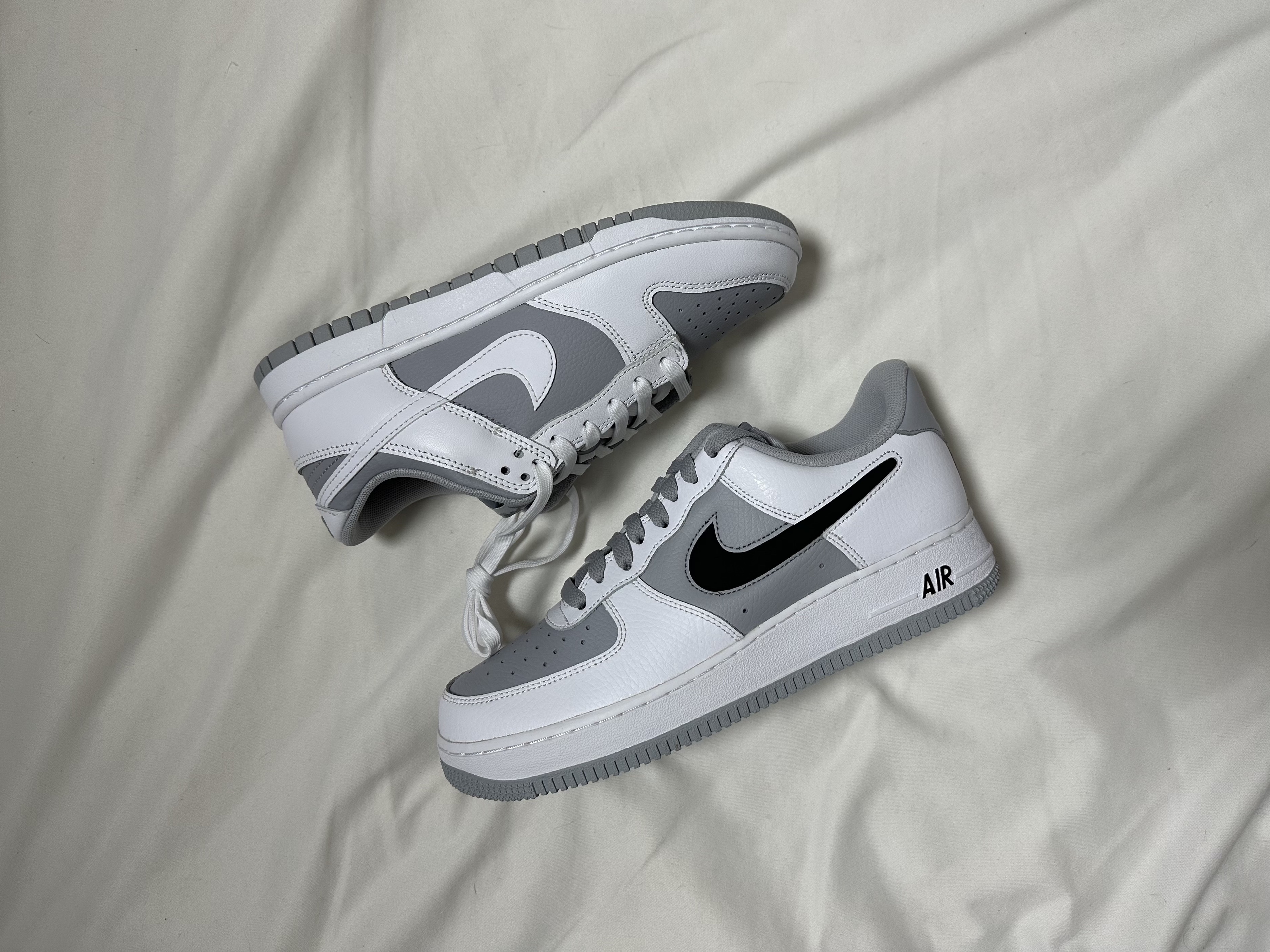 Nike Air Force 1 '07 Cut Out Swoosh Cool Grey, Nike Dunk Low Retro White Neutral Grey 착용 스타일 - 1