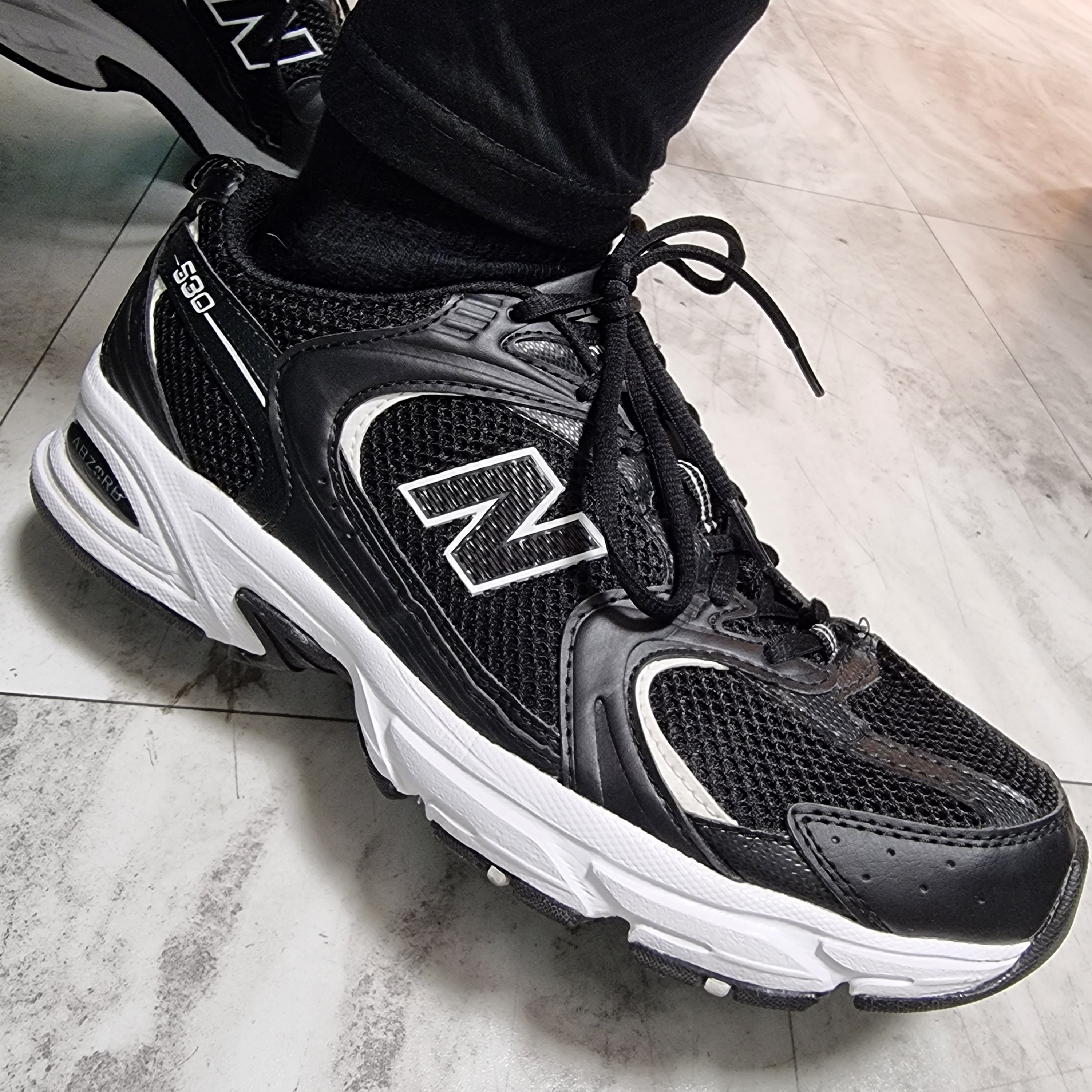 New Balance 530 Black 착용 스타일 - 3
