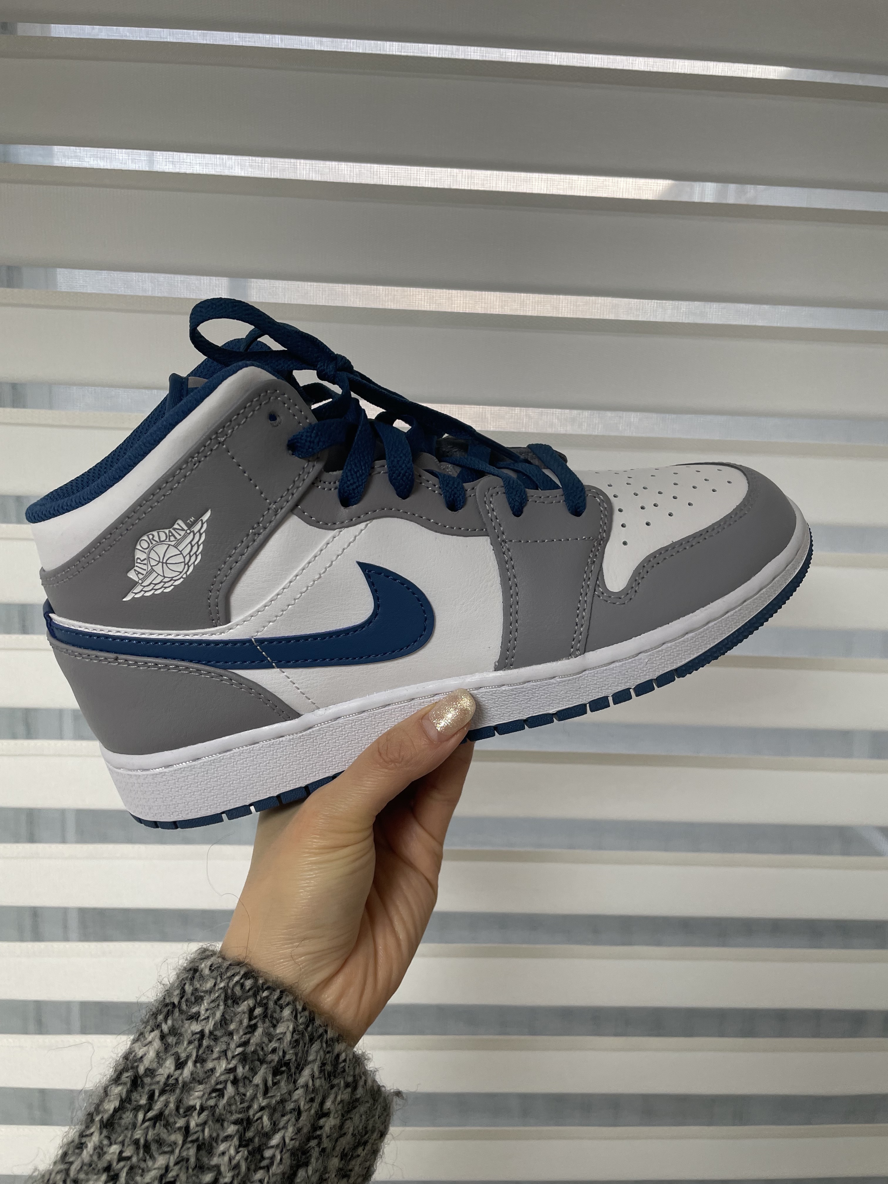 Jordan 1 Mid Cement Grey True Blue 착용 스타일 - 2