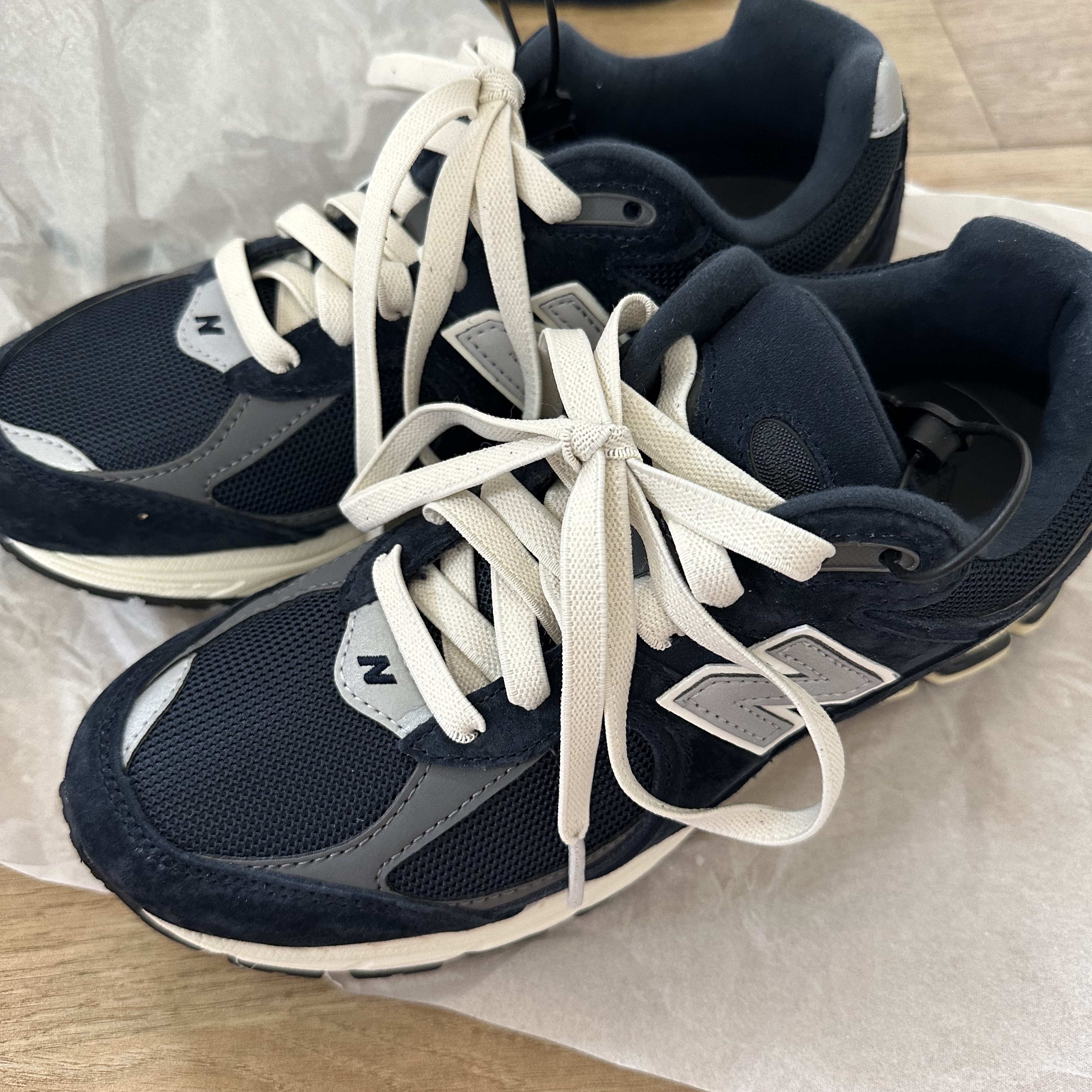 New Balance 2002R Eclipse Castlerock 착용 스타일 - 2