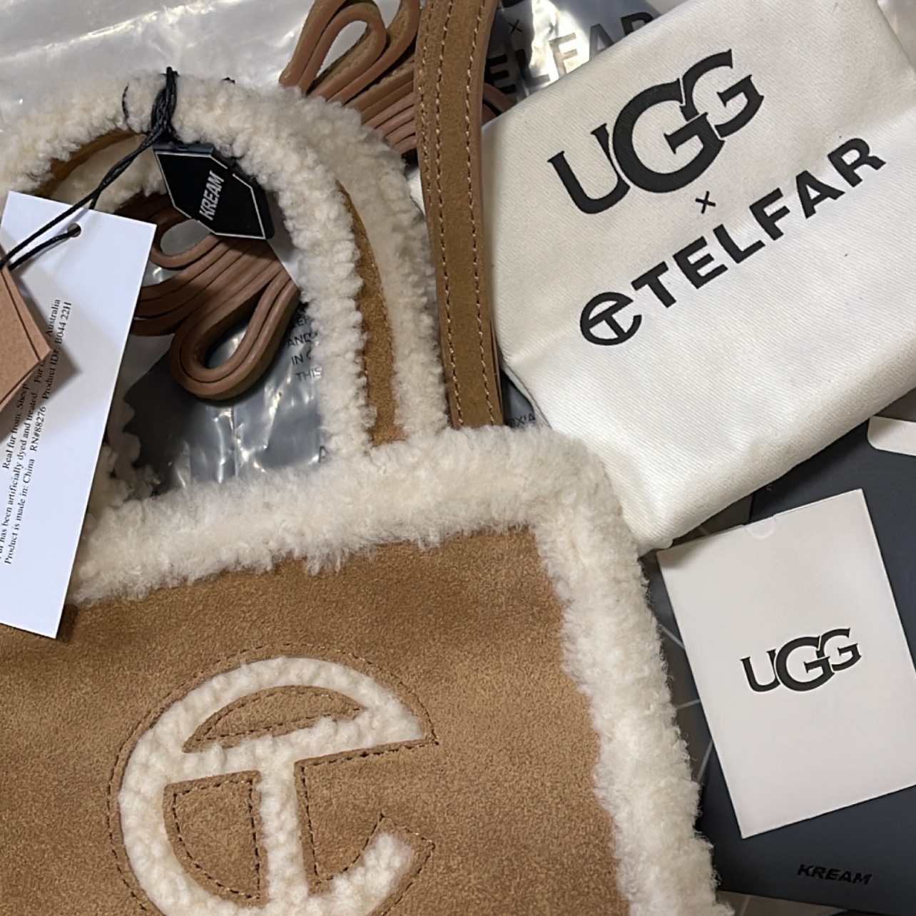 Telfar x UGG Small Shopping Bag Chestnut 착용 스타일
