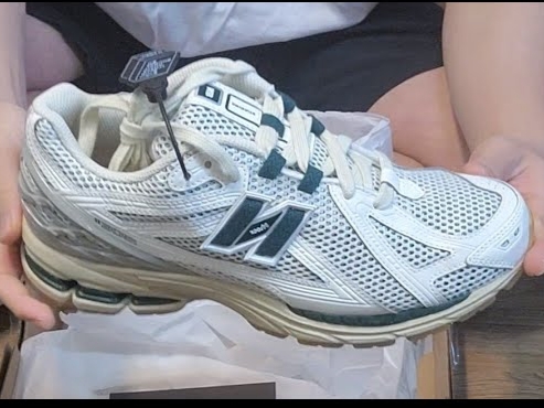New Balance 1906R Silver Green 착용 스타일
