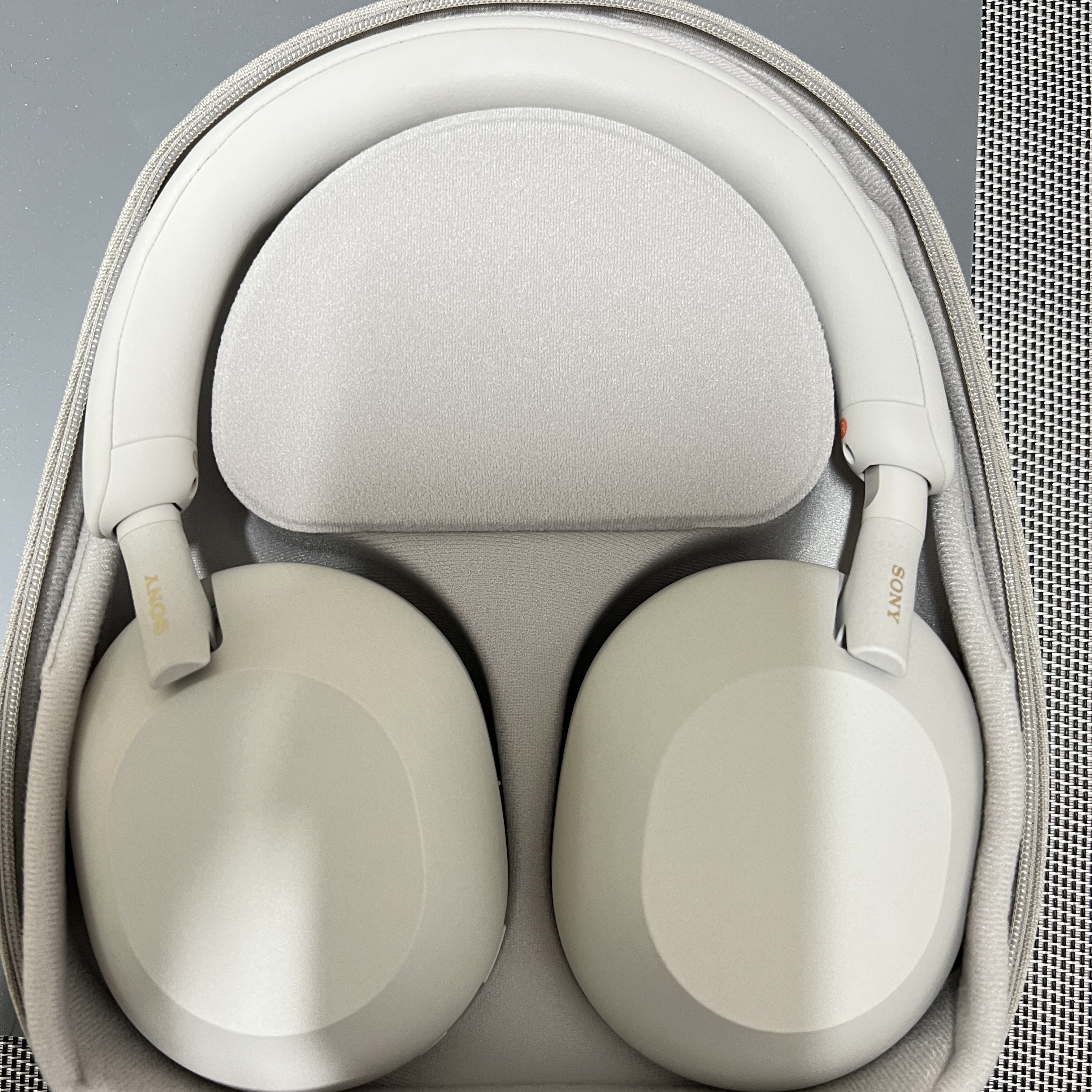 Sony WH-1000XM5 Silver (Sony Korea Ver.) 착용 스타일