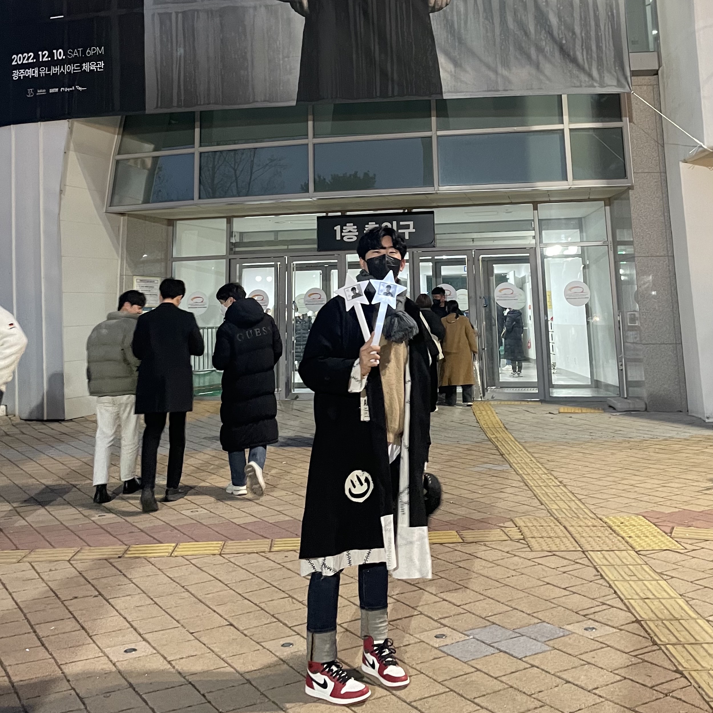 Jordan 1 Retro High OG Chicago 2022, Peaceminusone Coat #1 Black 착용 스타일 - 1