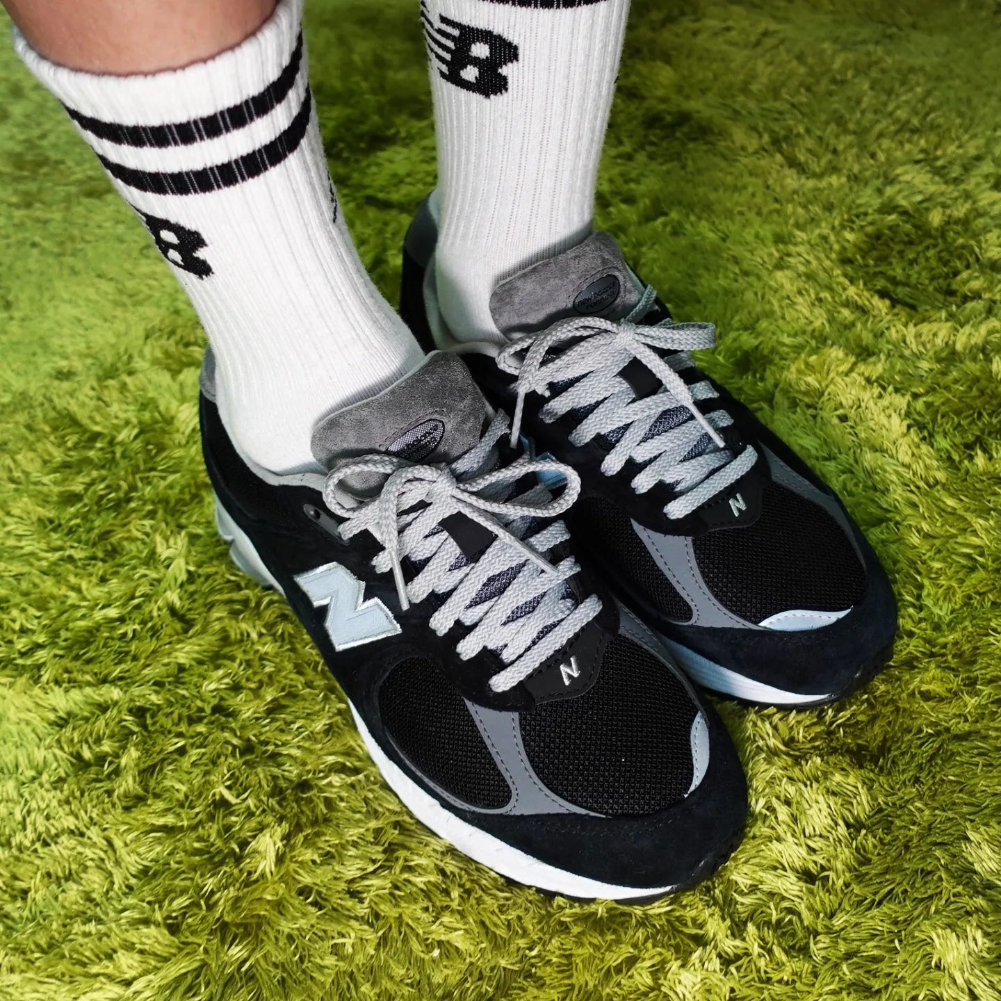 New Balance 2002R Gore-Tex Black Silver Metalic 착용 스타일 - 3