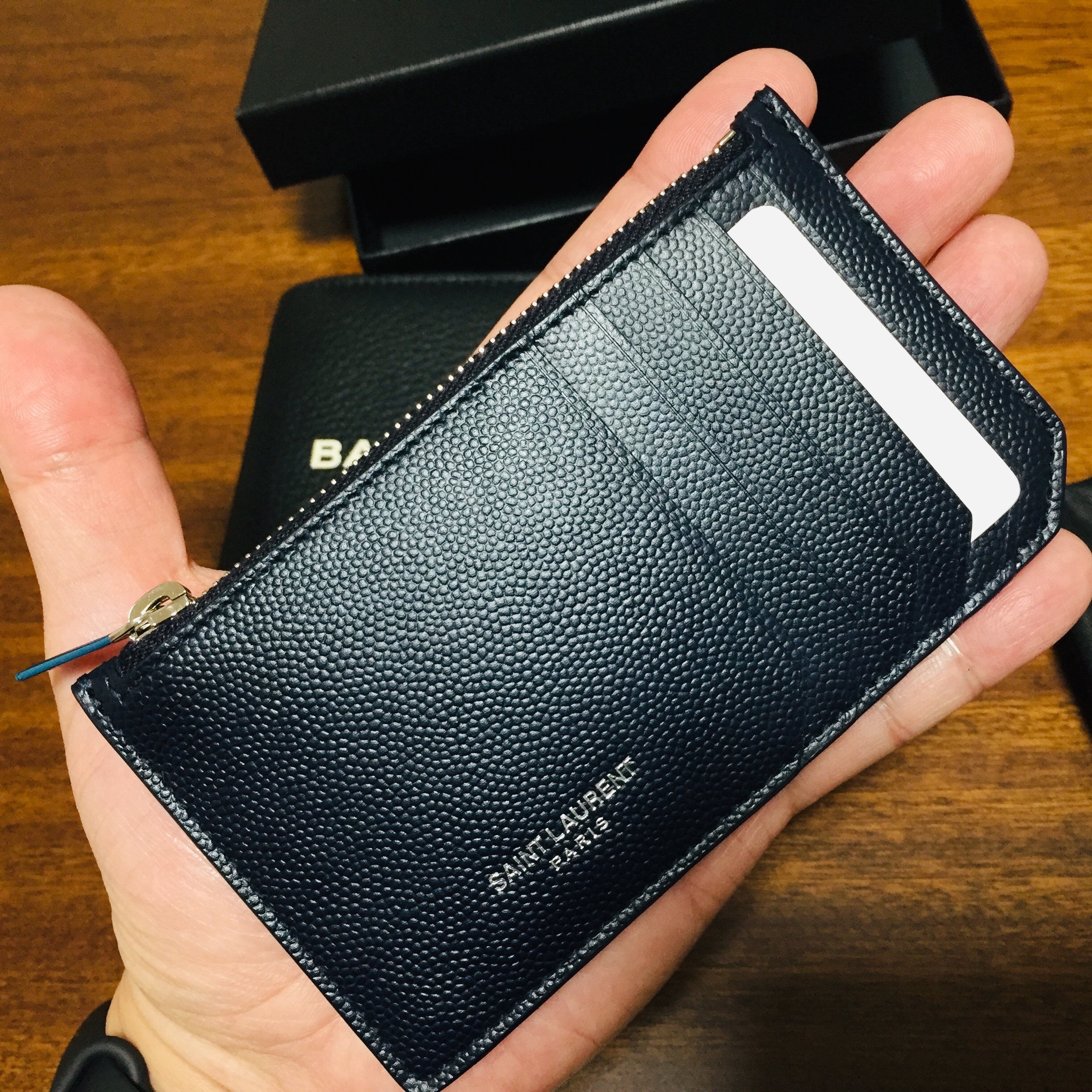 Saint Laurent Zipped Card Case Black 착용 스타일 - 1