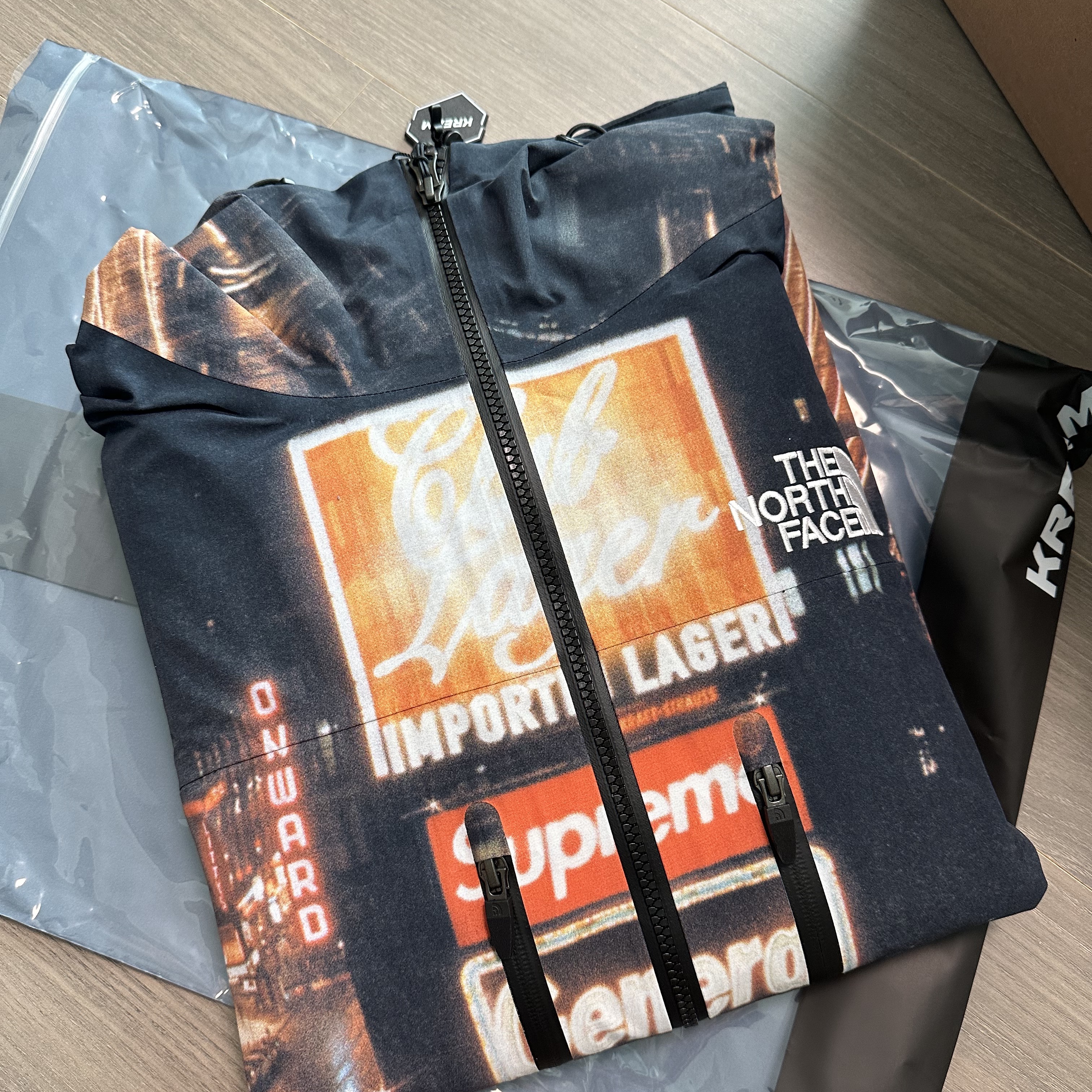 Supreme x The North Face Taped Seam Shell Jacket Times Square - 22FW 착용 스타일 - 1