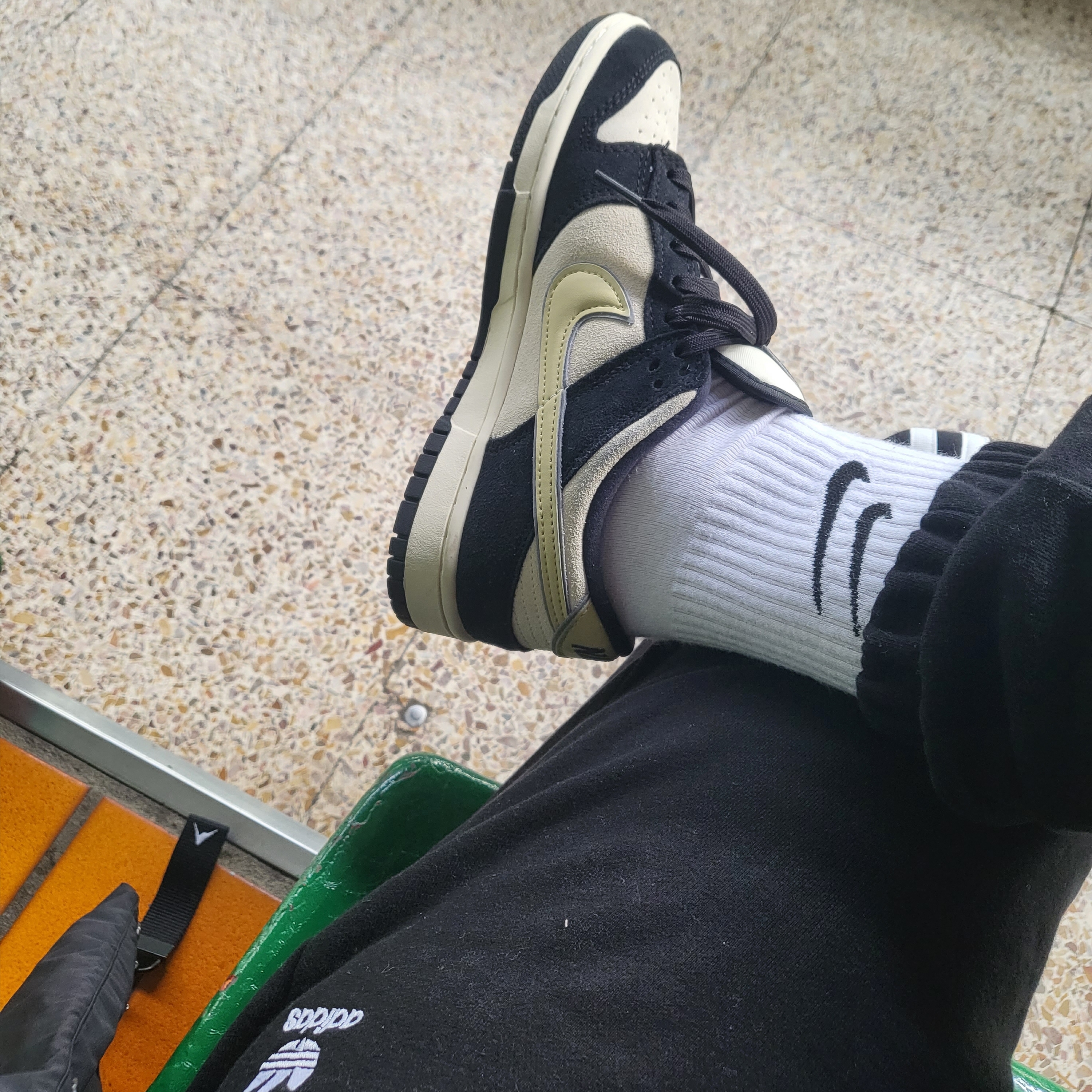 (W) Nike Dunk Low LX Black Suede 착용 스타일 - 2
