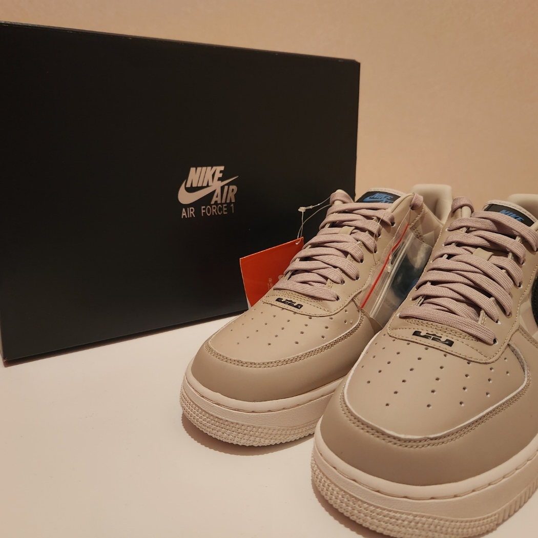 Nike Air Force 1 '07 QS LBJ 착용 스타일 - 1