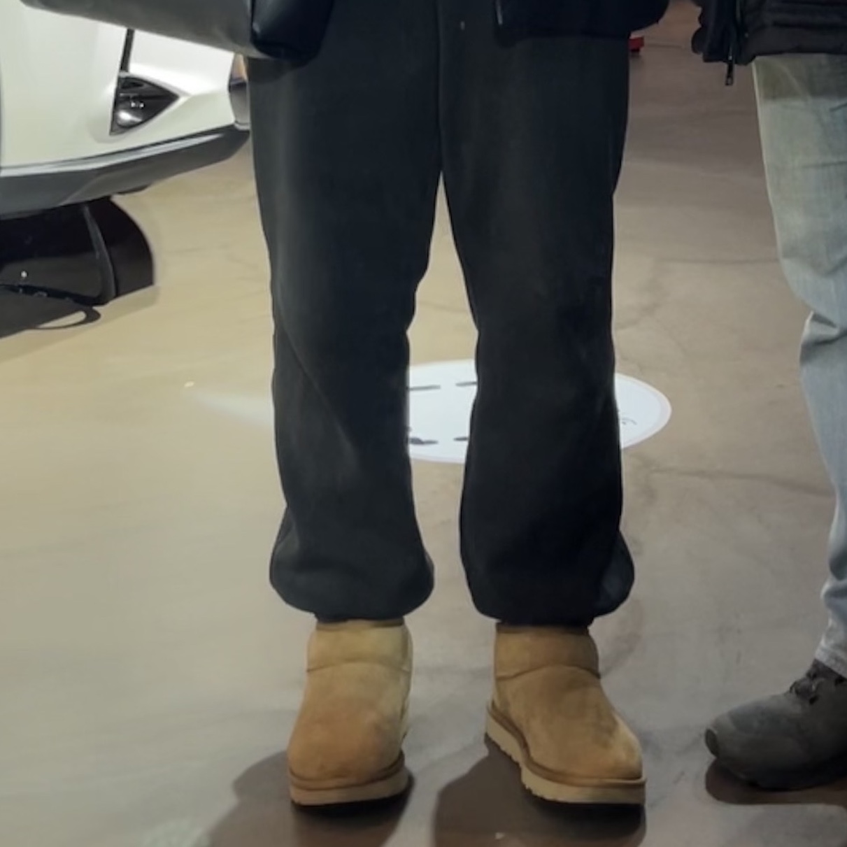 (W) UGG Classic Ultra Mini Boots Chestnut 착용 스타일 - 2