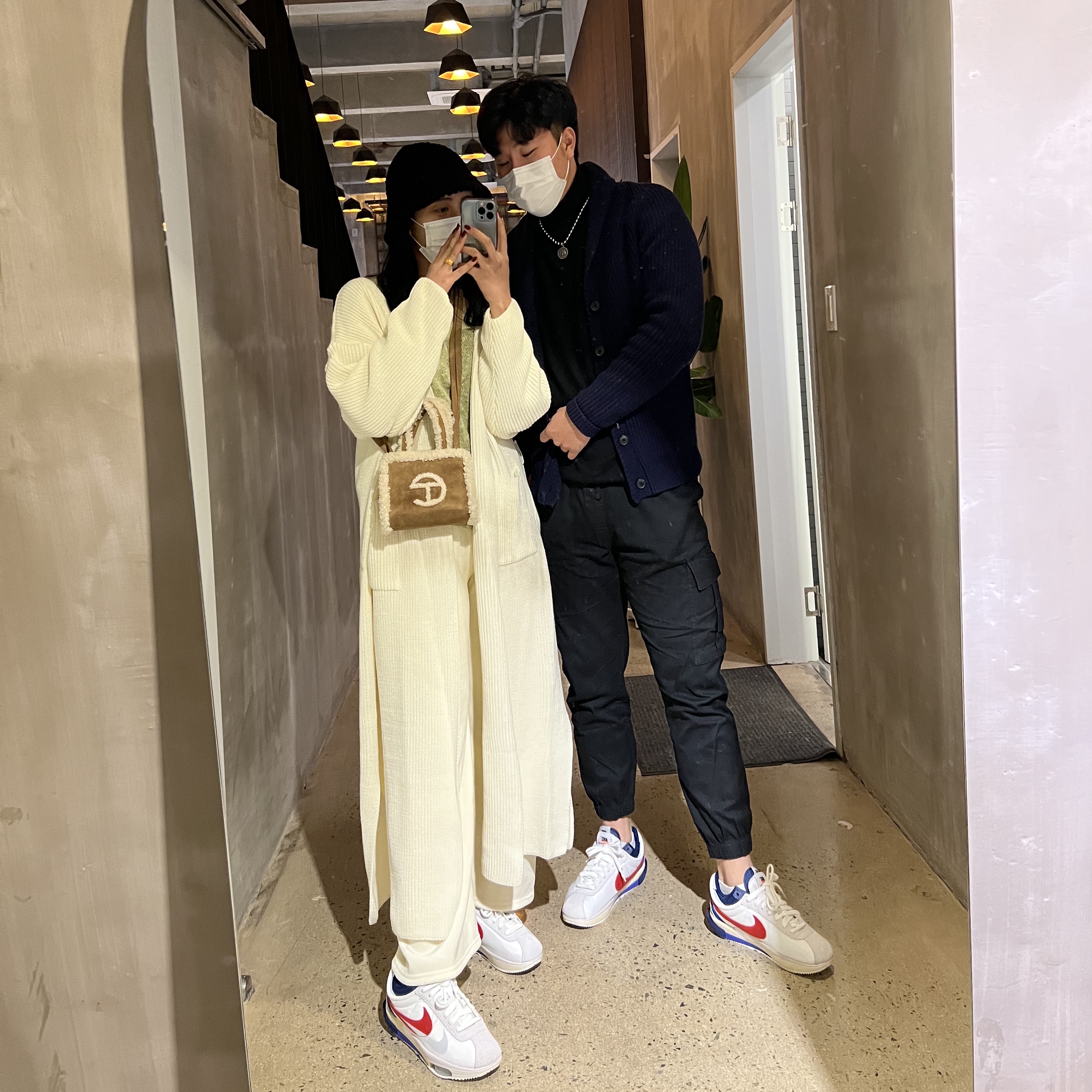 Nike x Sacai Zoom Cortez SP White and University Red, Telfar x UGG Small Shopping Bag Chestnut 착용 스타일 - 2