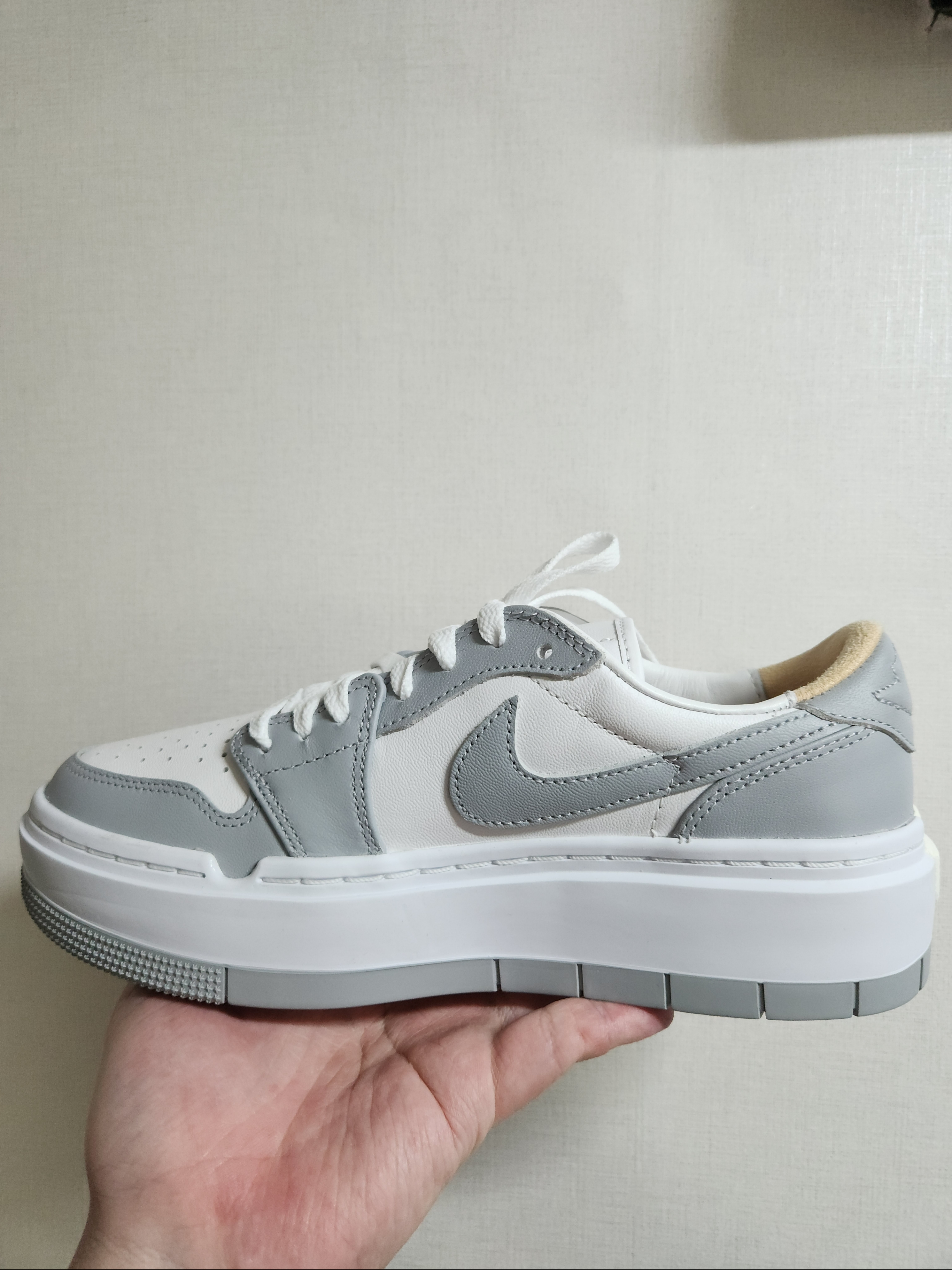 (W) Jordan 1 Elevate Low White and Wolf Grey 착용 스타일 - 2