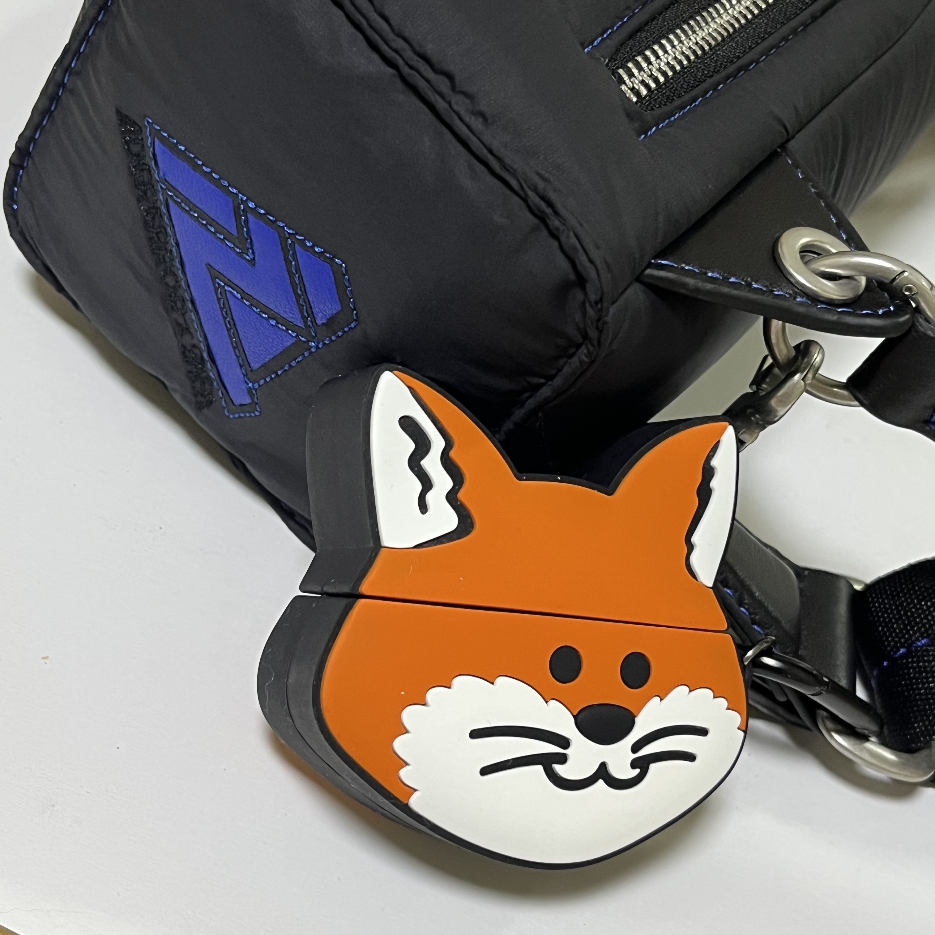 Maison Kitsune x Line Friends Kitsune AirPods Pro Case, Ader Error x Zara Shoulder Bag Black 착용 스타일 - 2