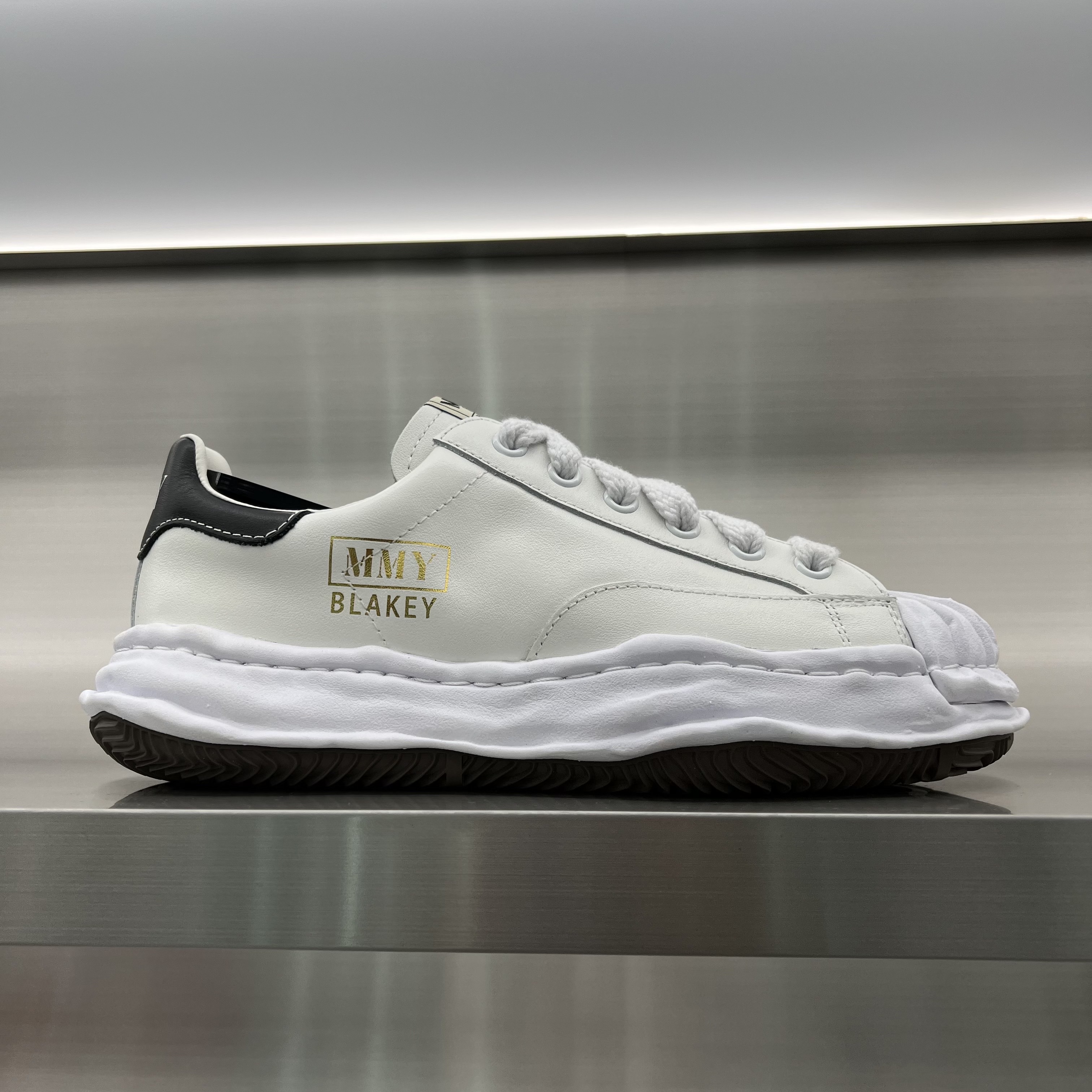 Maison Mihara Yasuhiro Blakey OG Sole Leather Low-top Sneakers White 착용 스타일