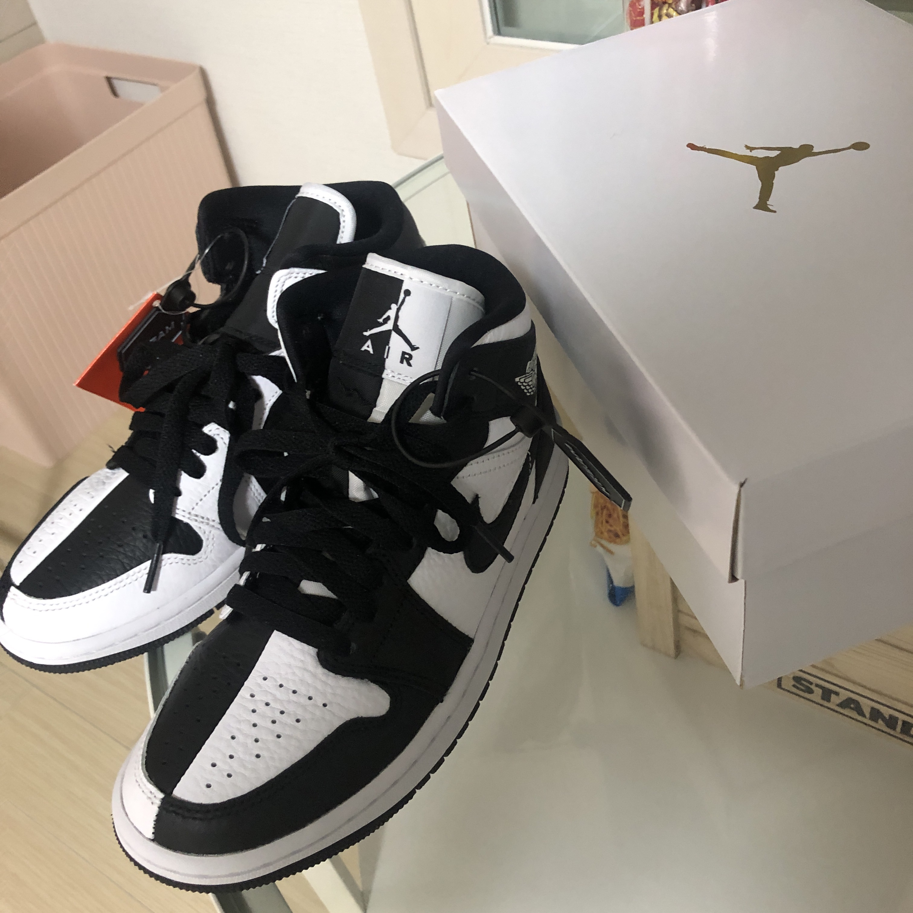 (W) Jordan 1 Mid SE Black White 착용 스타일
