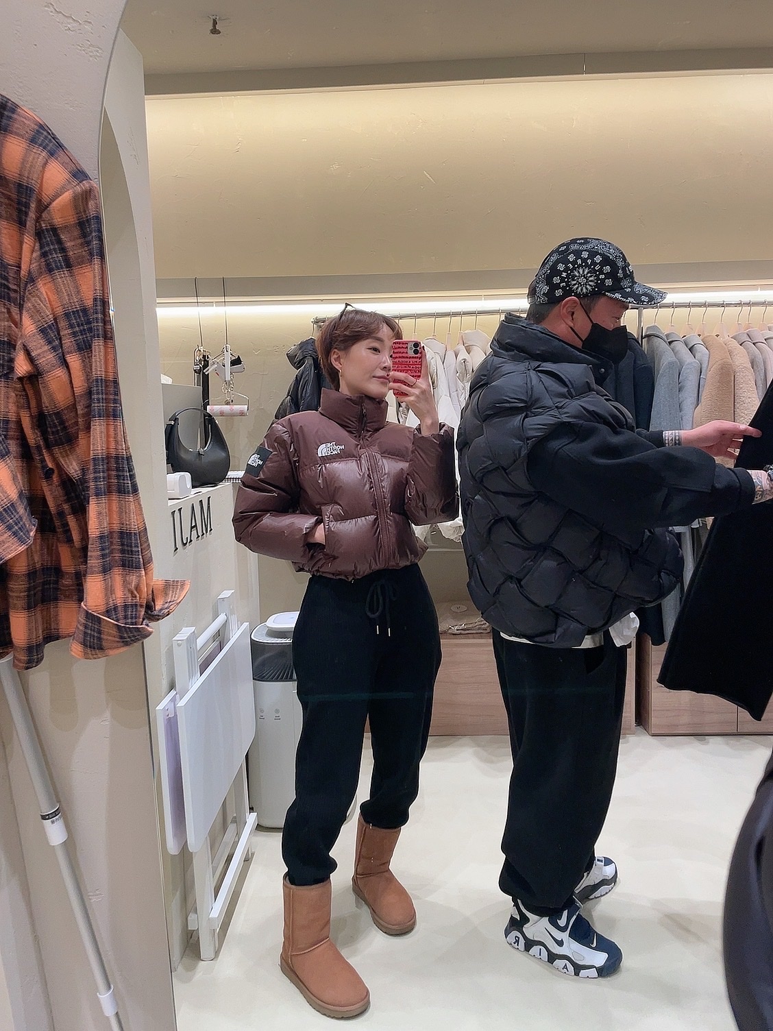 (W) The North Face White Label Novelty Nuptse Down Jacket Cocoa Brown, (W) UGG Classic Short II Boots Chestnut 착용 스타일