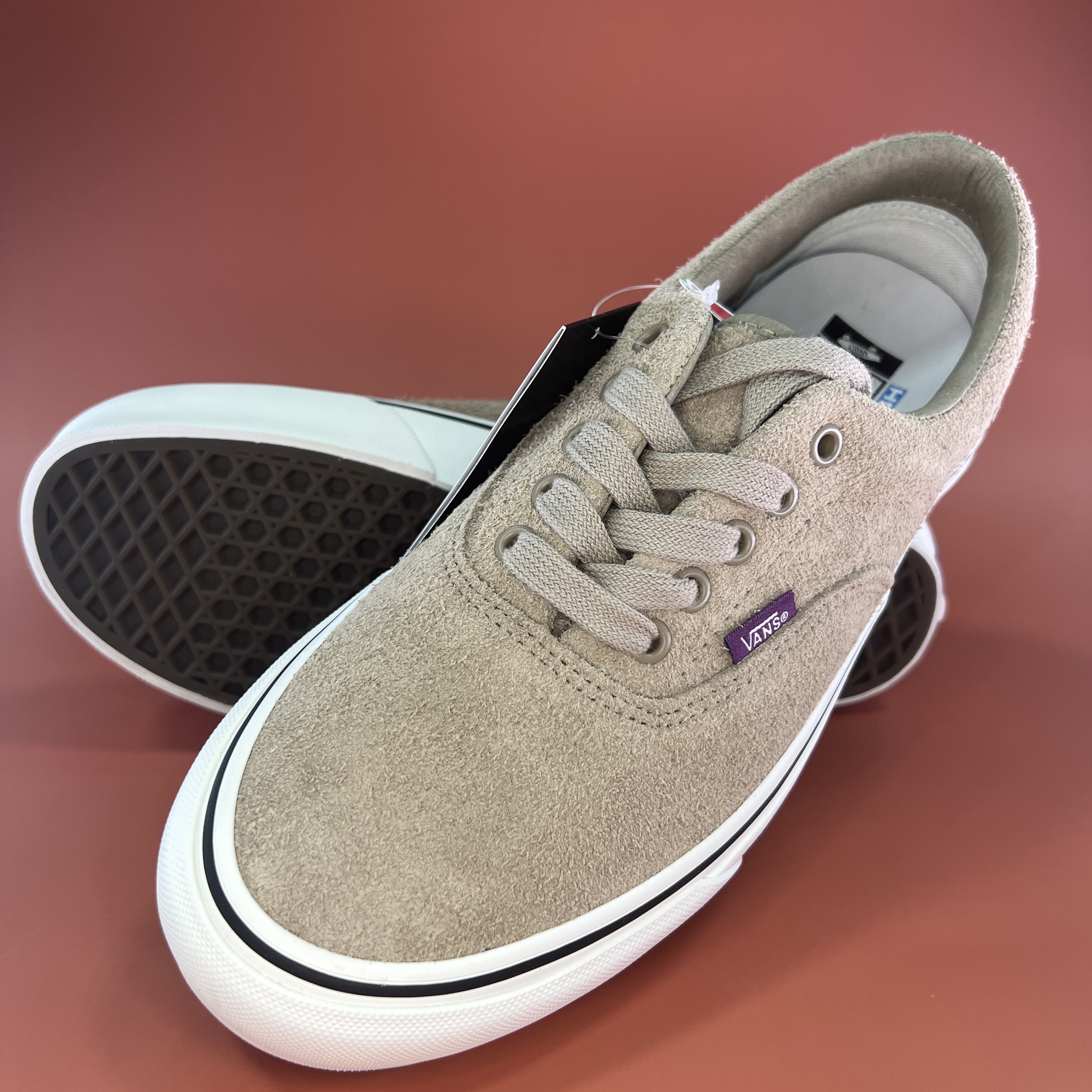 Vans Vault x Needles Slip Era VLT LX Suede Taupe 착용 스타일 - 3