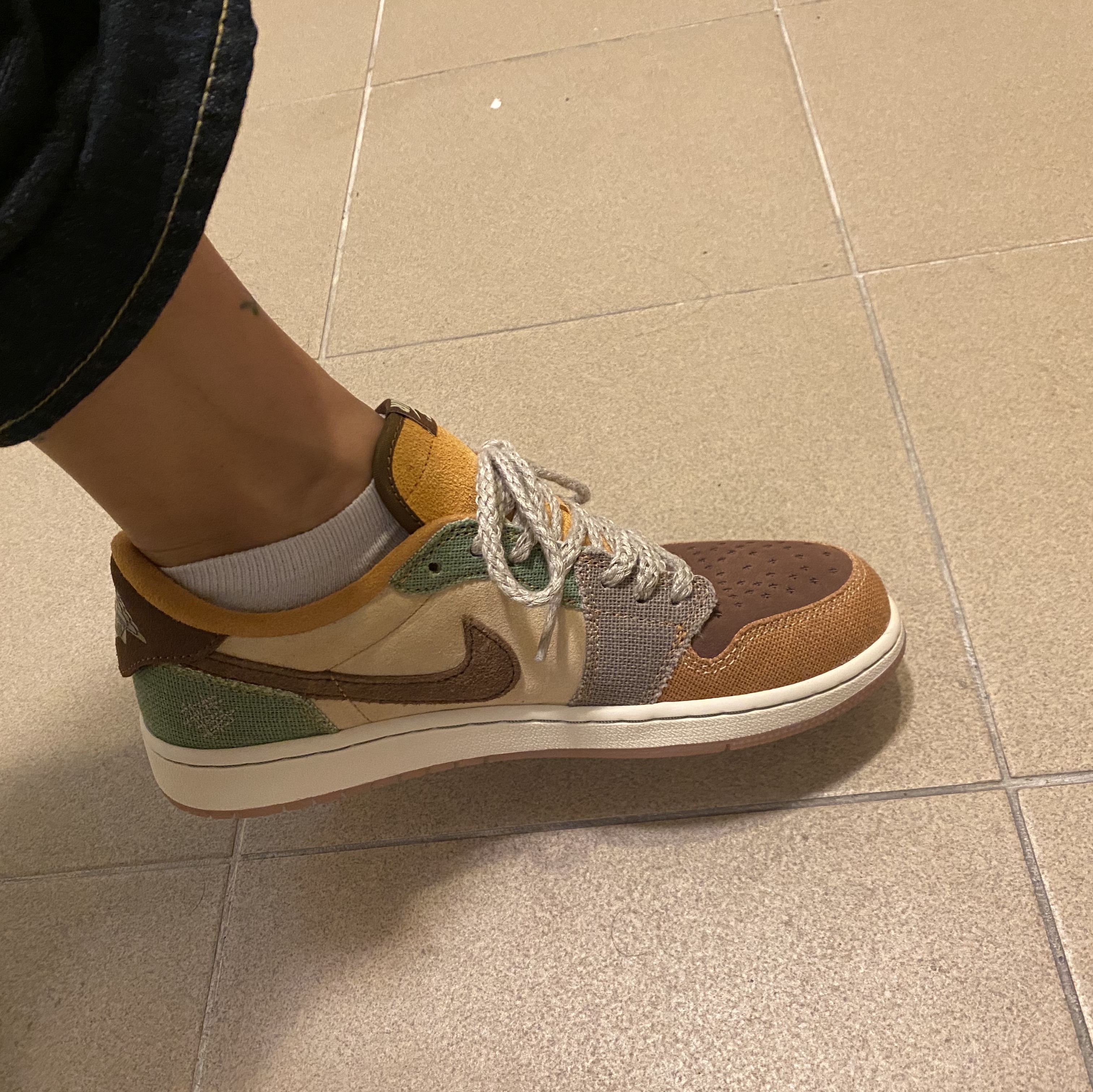 Jordan 1 x Zion Williamson Retro Low OG Flax and Oil Green 착용 스타일 - 2