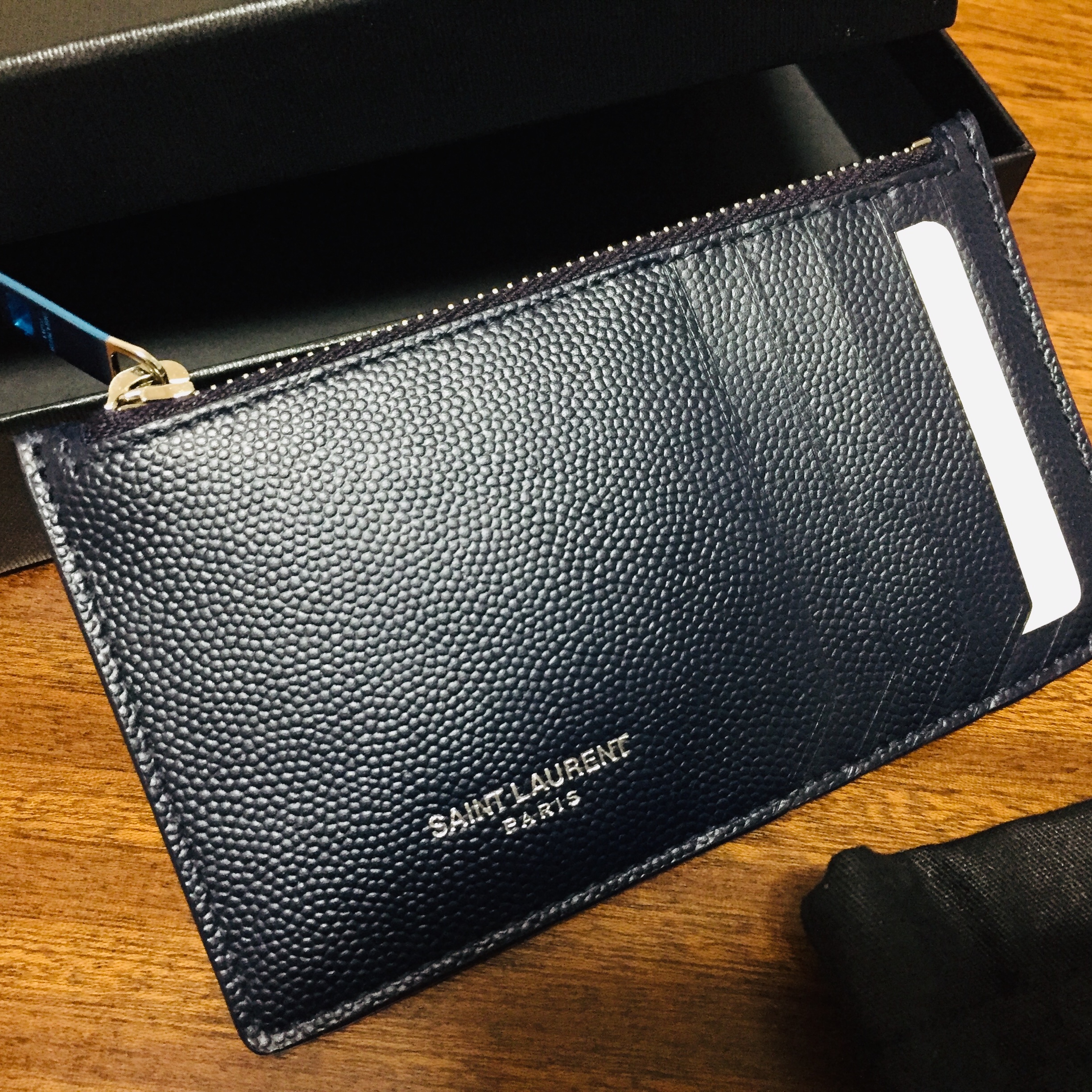 Saint Laurent Zipped Card Case Black 착용 스타일 - 2