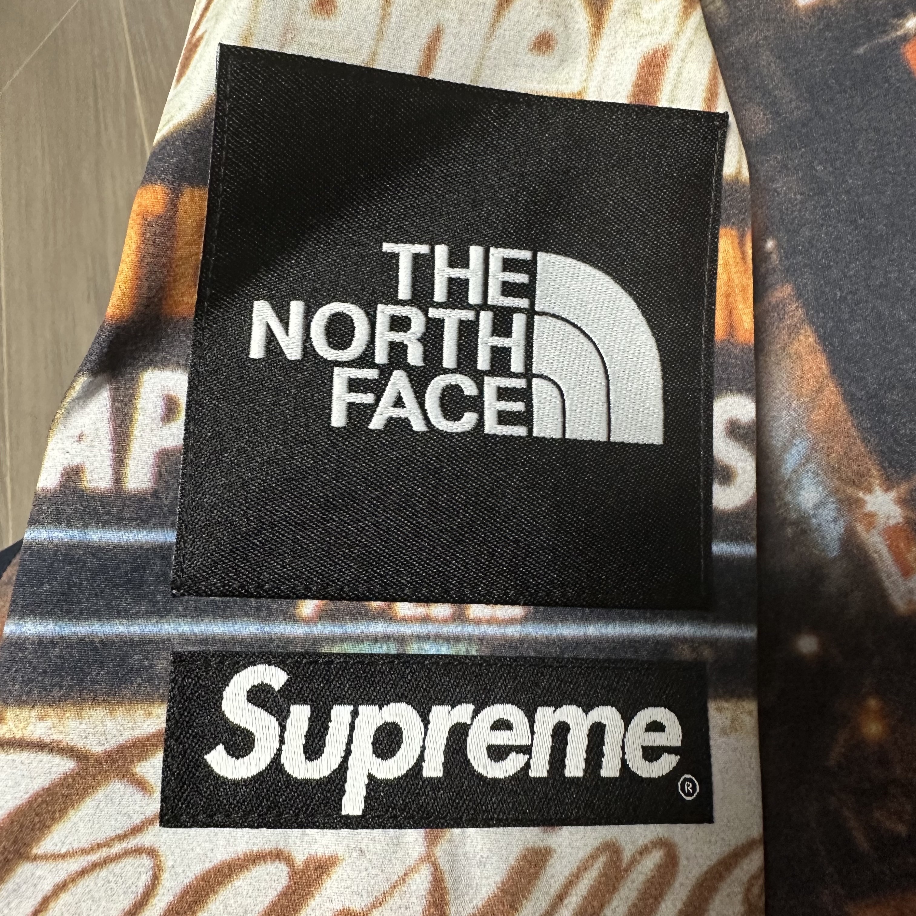Supreme x The North Face Taped Seam Shell Jacket Times Square - 22FW 착용 스타일 - 2