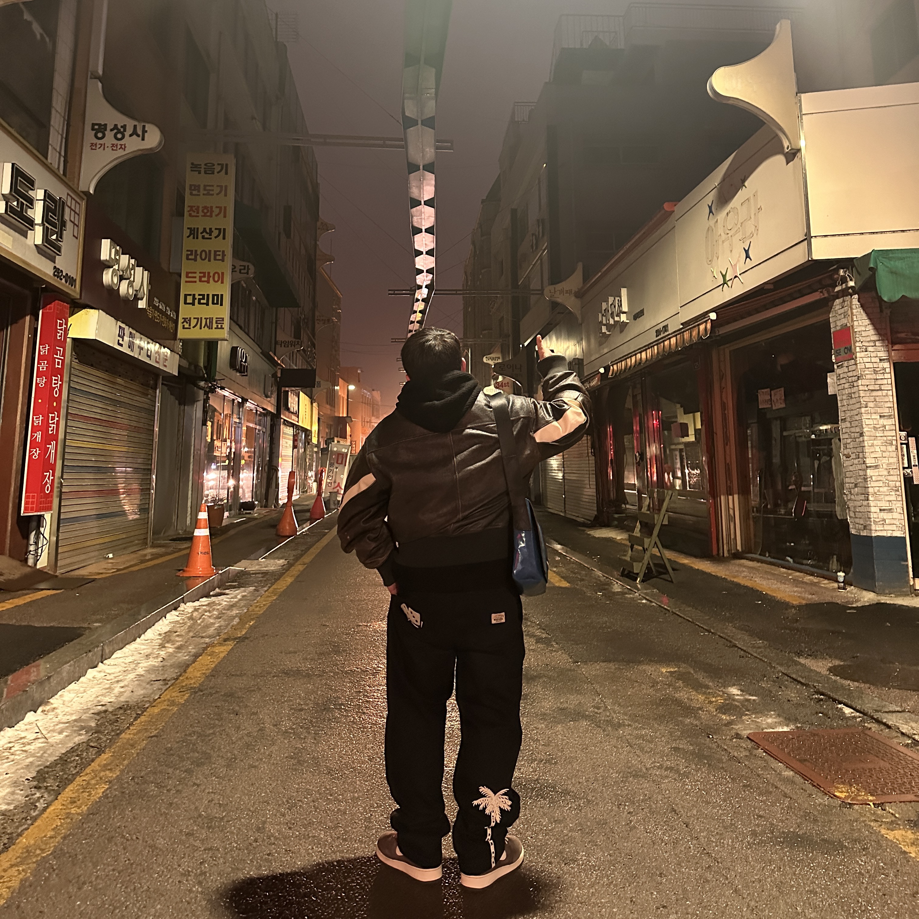 Stussy Noma Icon Beach Pants Washed Black 착용 스타일 - 3