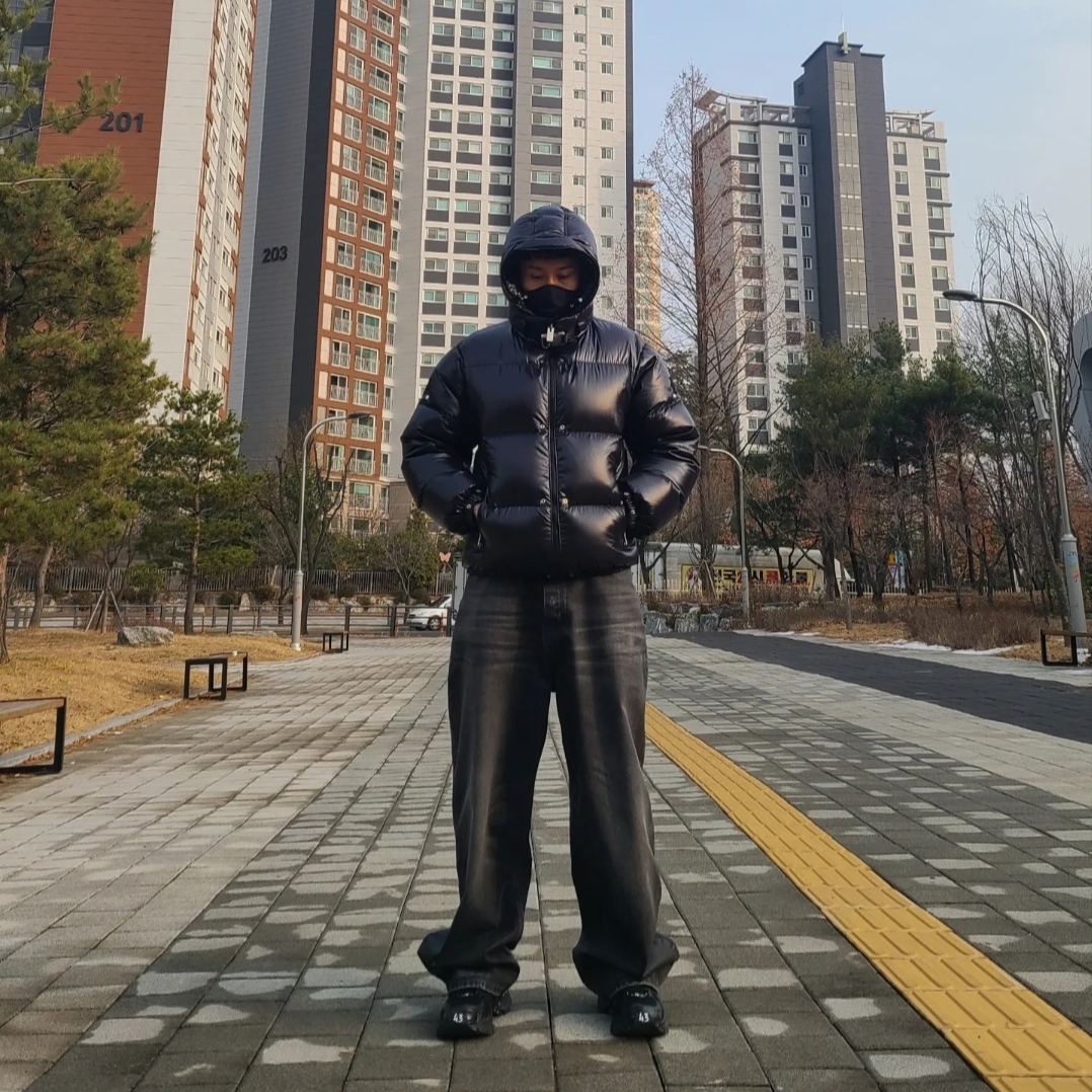 Moncler x 1017 Alyx 9SM Almondy Short Down Jacket Shiny Black - 22FW 착용 스타일 - 1