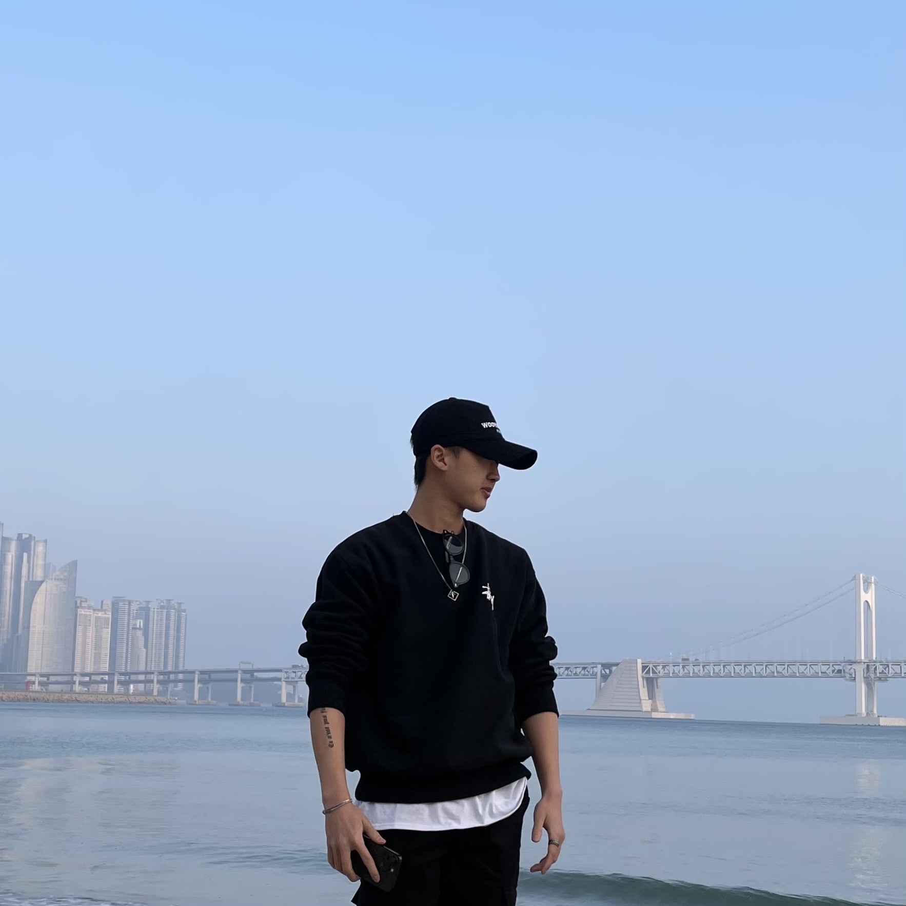 Stussy Basic Stussy Crew Black 2022, Wooyoungmi White Embroidered Logo Ball Cap Black 착용 스타일 - 1