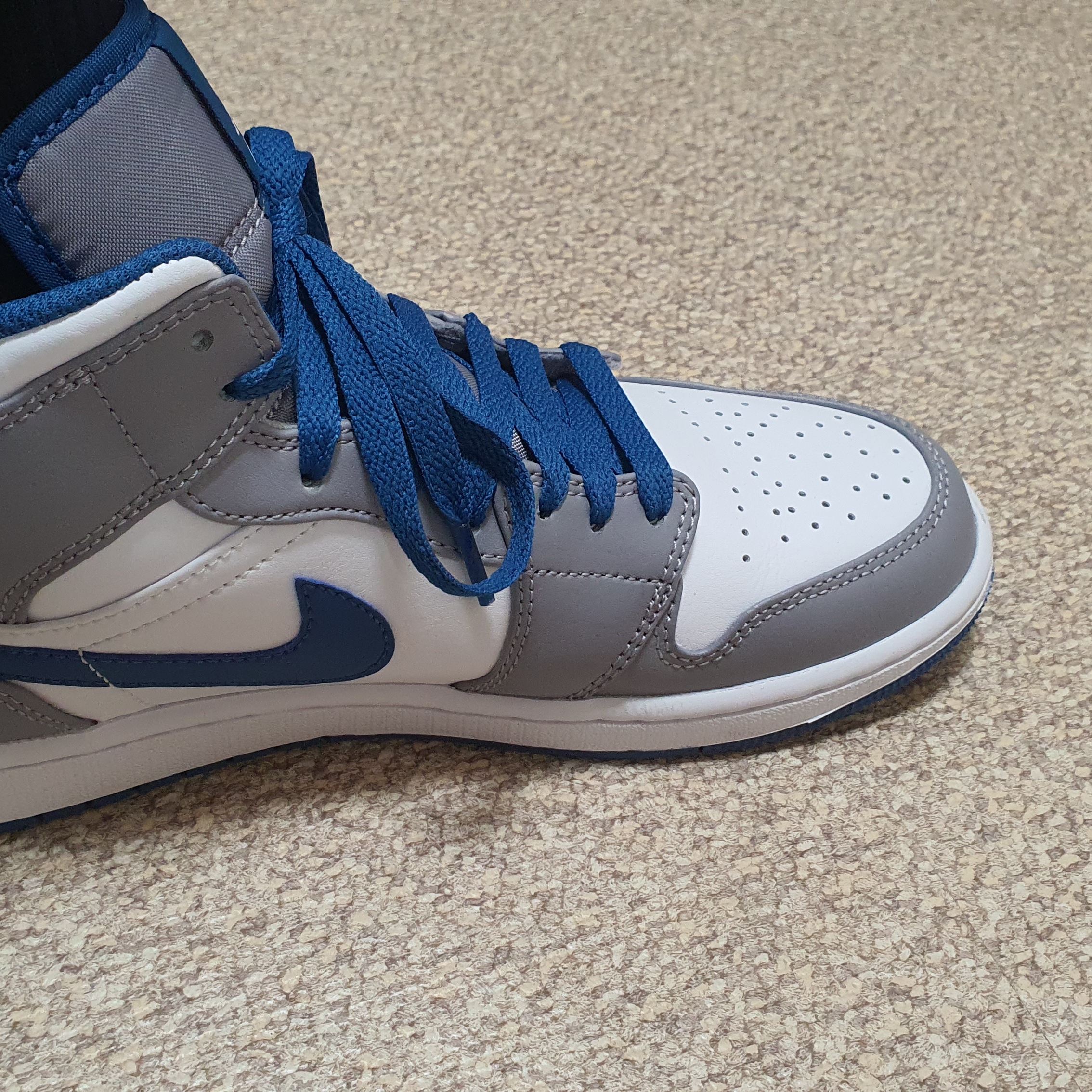 Jordan 1 Mid Cement Grey True Blue 착용 스타일 - 4