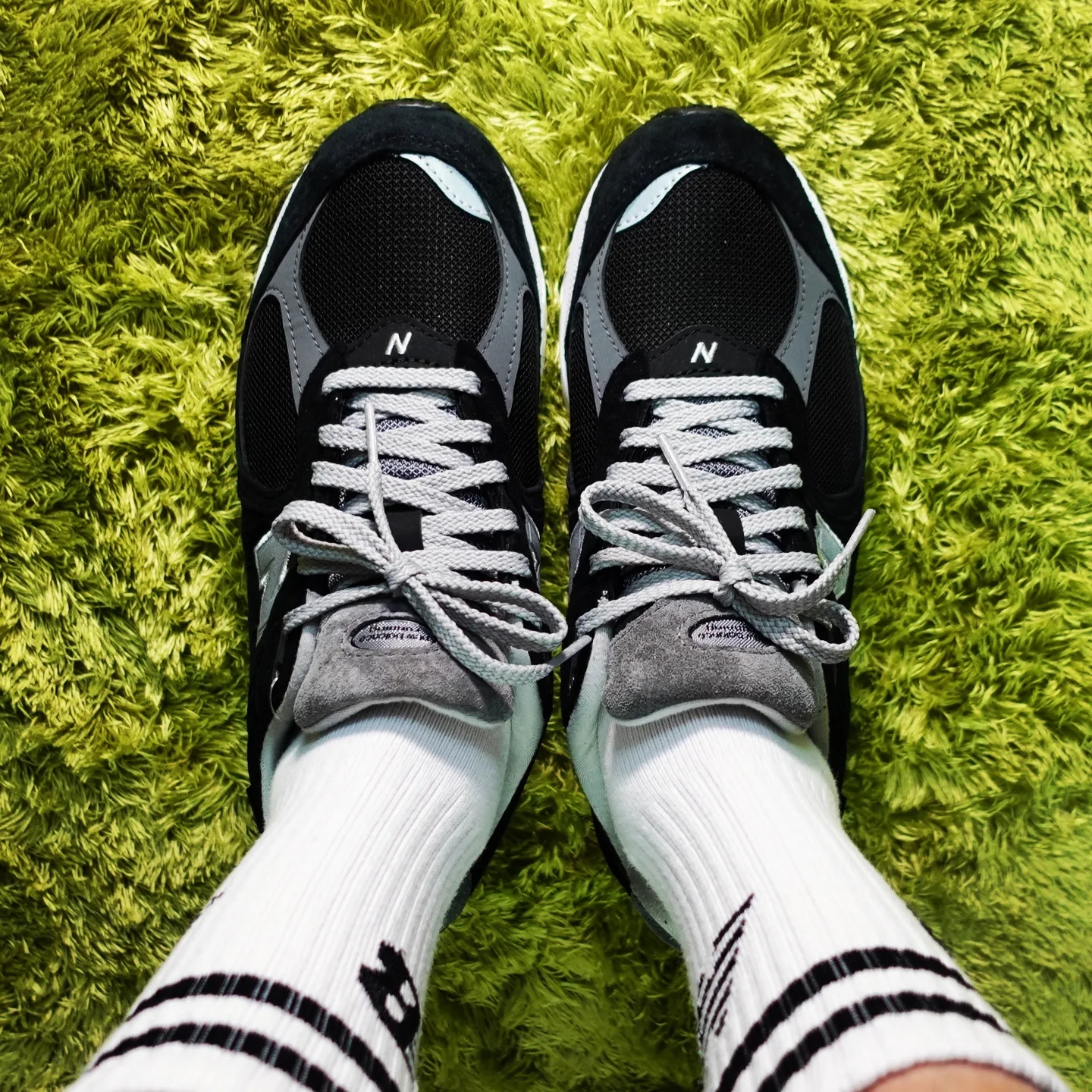 New Balance 2002R Gore-Tex Black Silver Metalic 착용 스타일 - 5
