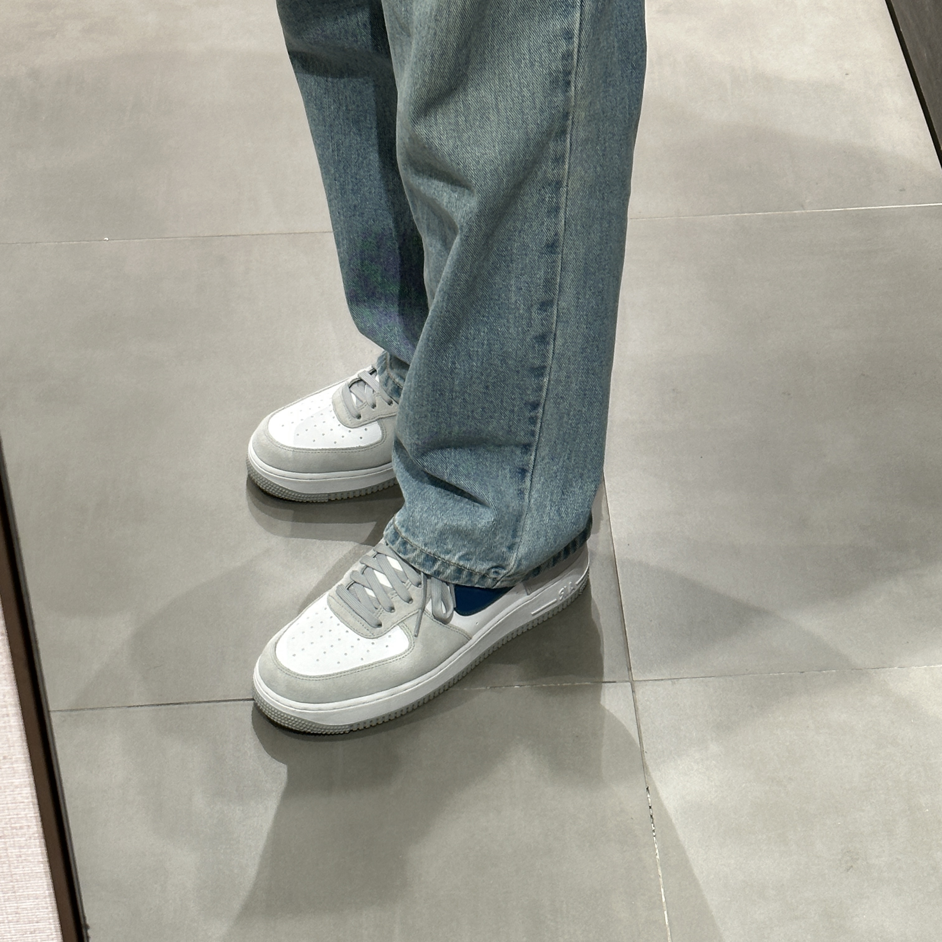 Nike Air Force 1 '07 LV8 Athletic Club Light Smoke Grey Marina 착용 스타일 - 1