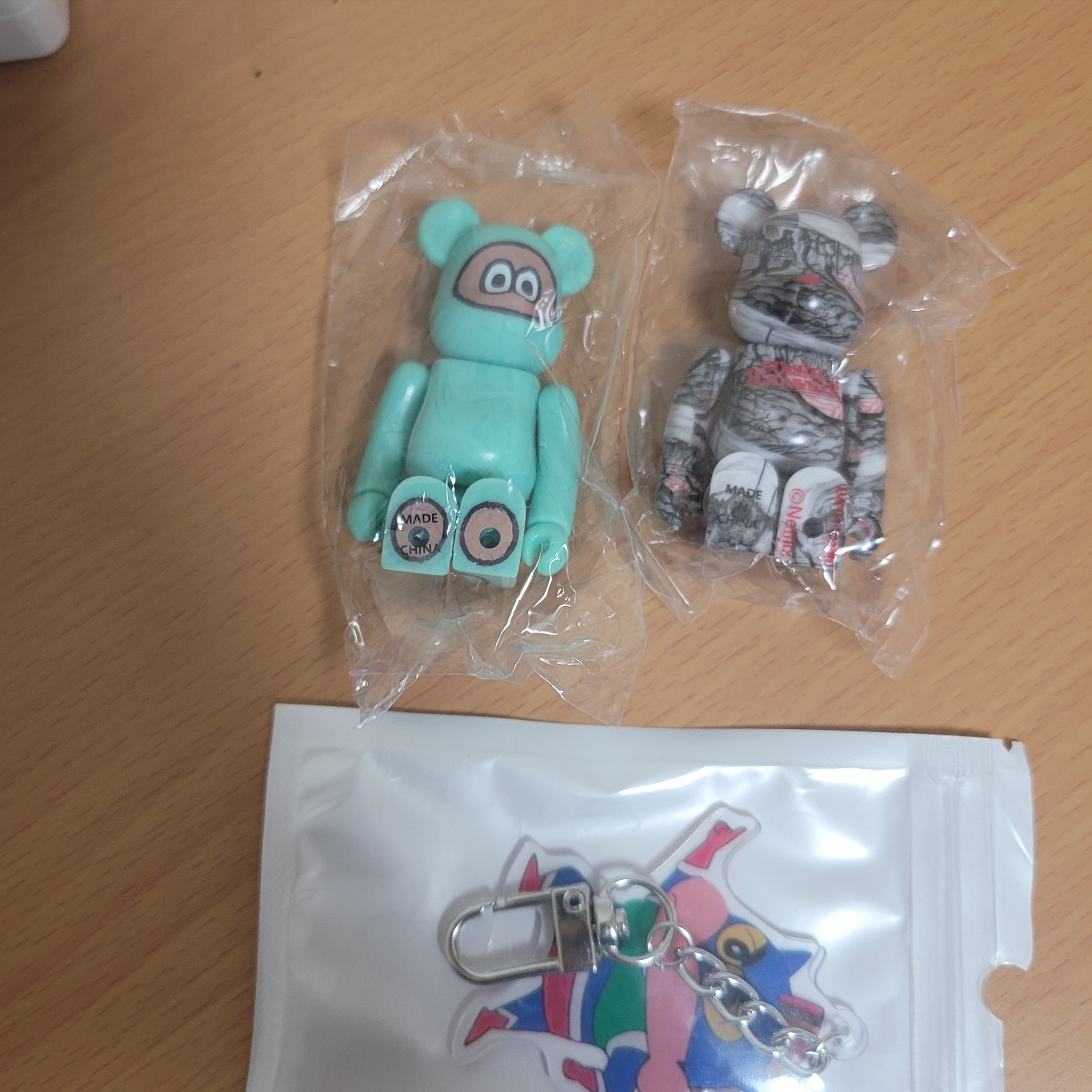 Bearbrick Series 44 Sealed Case 100% (24 Blind Boxes) 착용 스타일