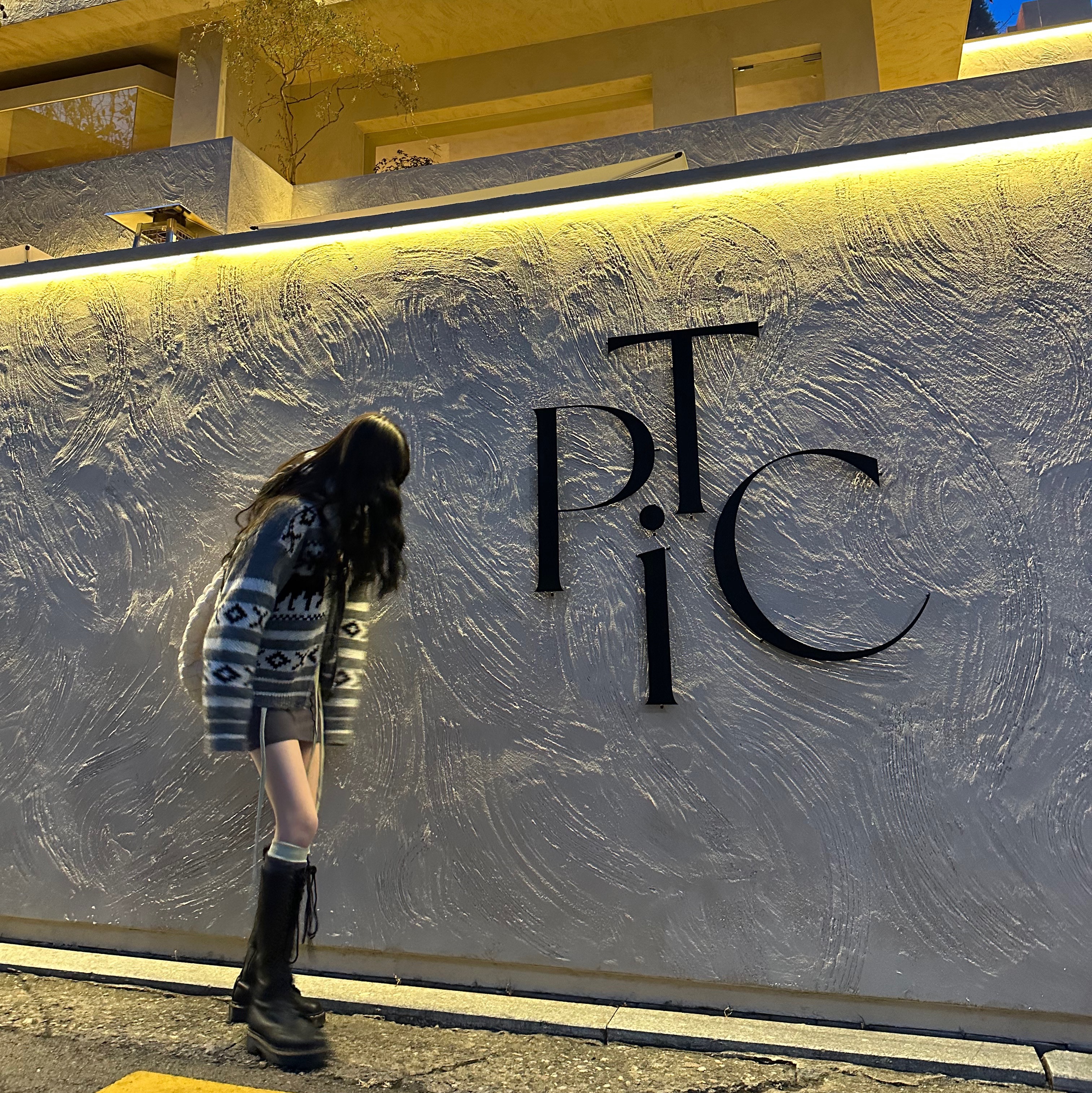 (W) Dr. Martens Audrick 20 Eye Leather Knee High Platform Boots Black, COS Quilted Oversized Shoulder Bag Off White Light Beige 착용 스타일 - 1