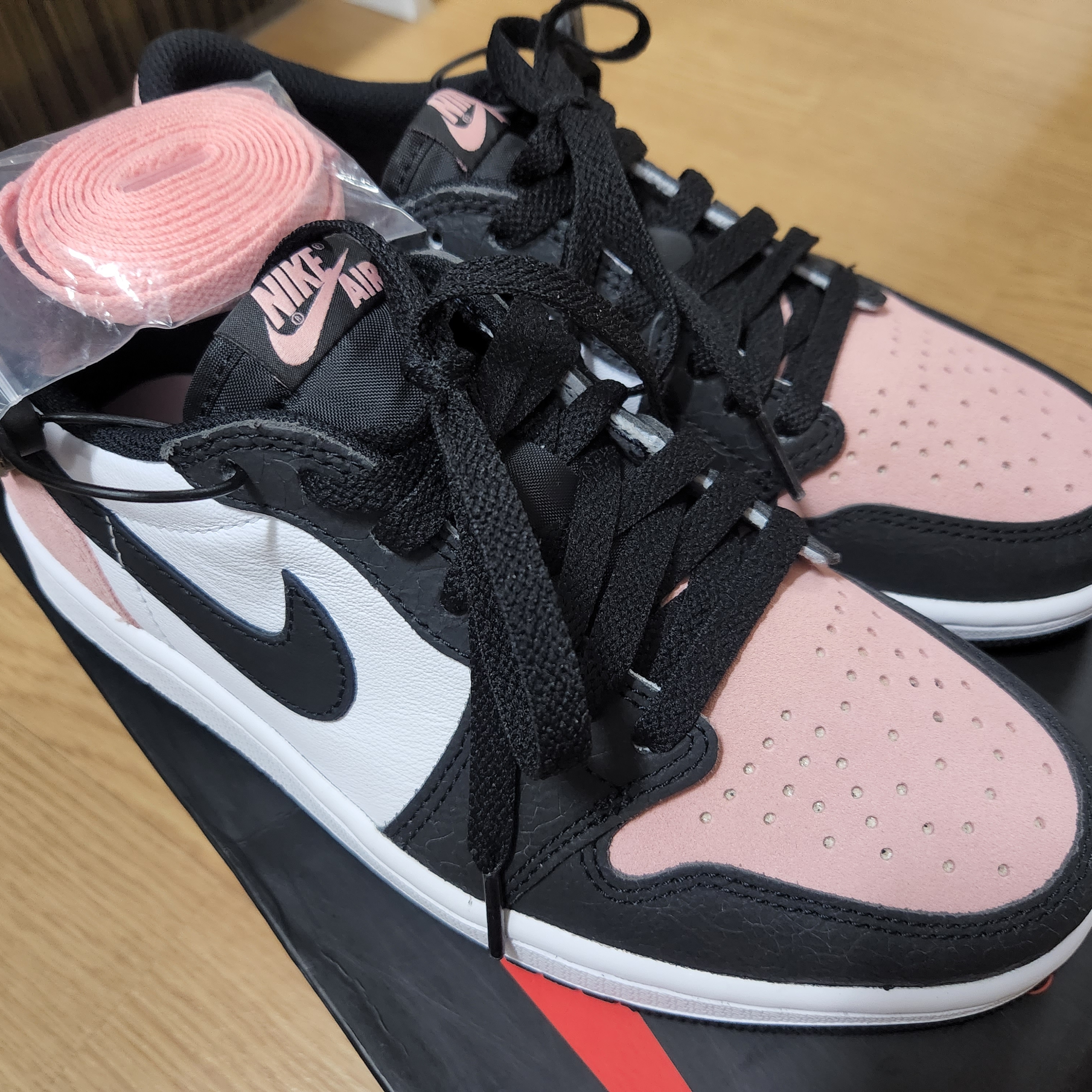 Jordan 1 Retro Low OG Bleached Coral 착용 스타일 - 2