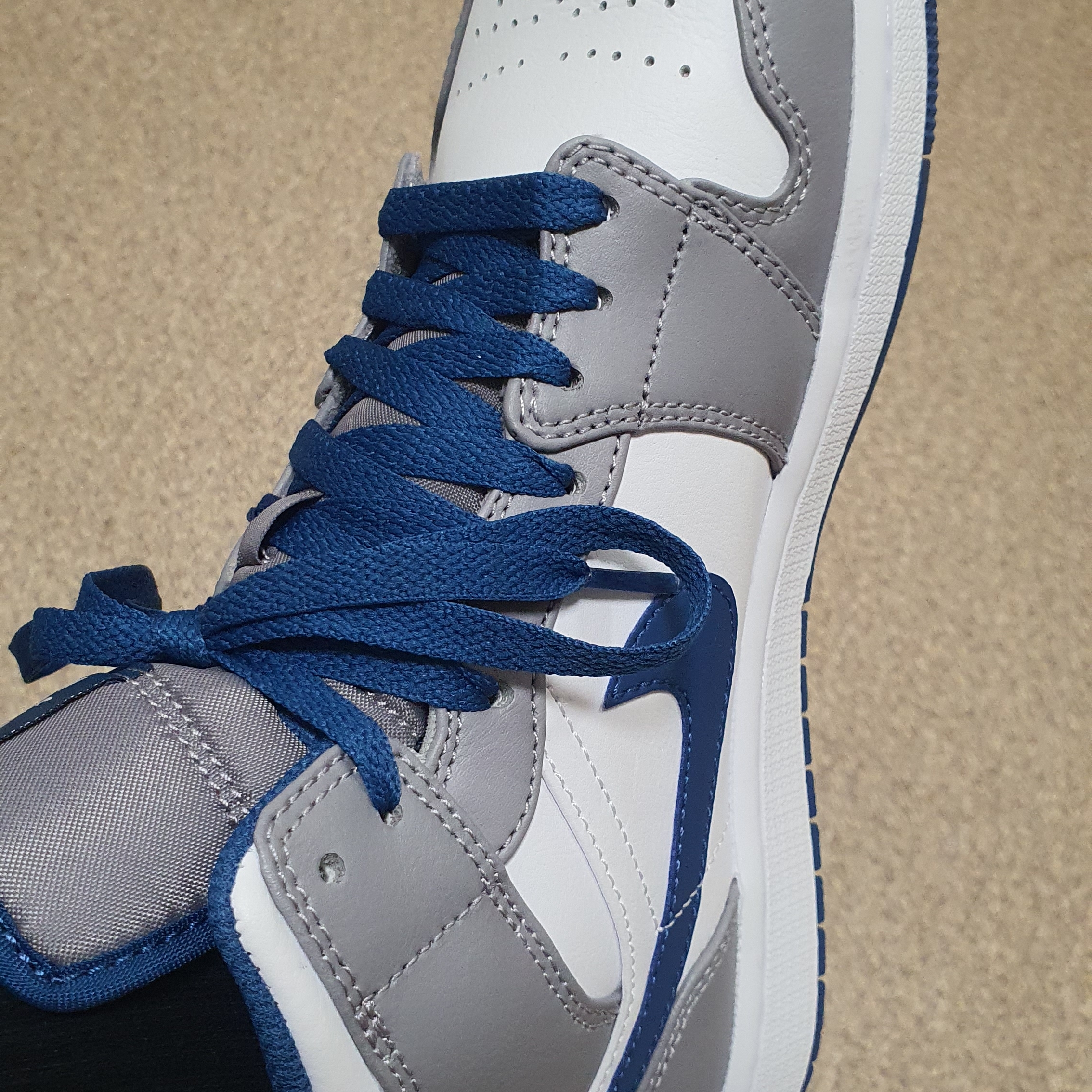 Jordan 1 Mid Cement Grey True Blue 착용 스타일 - 1