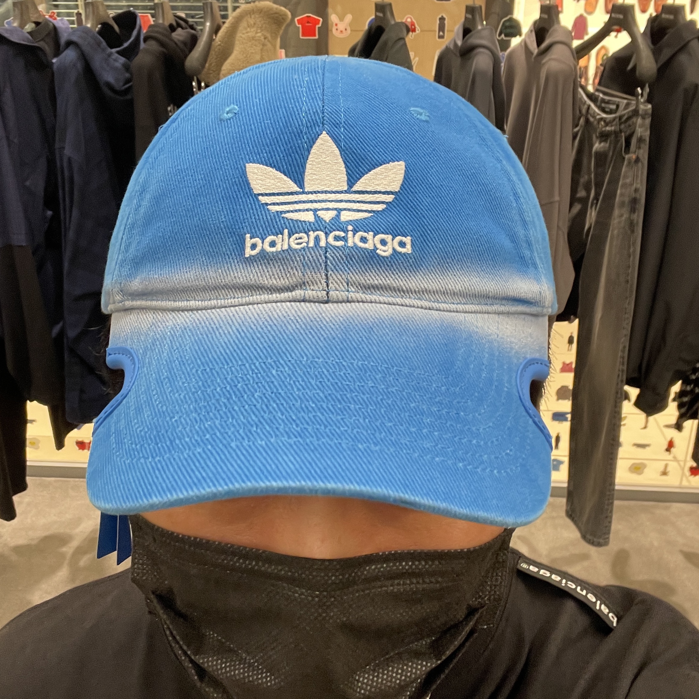Balenciaga x Adidas Cap Blue 착용 스타일