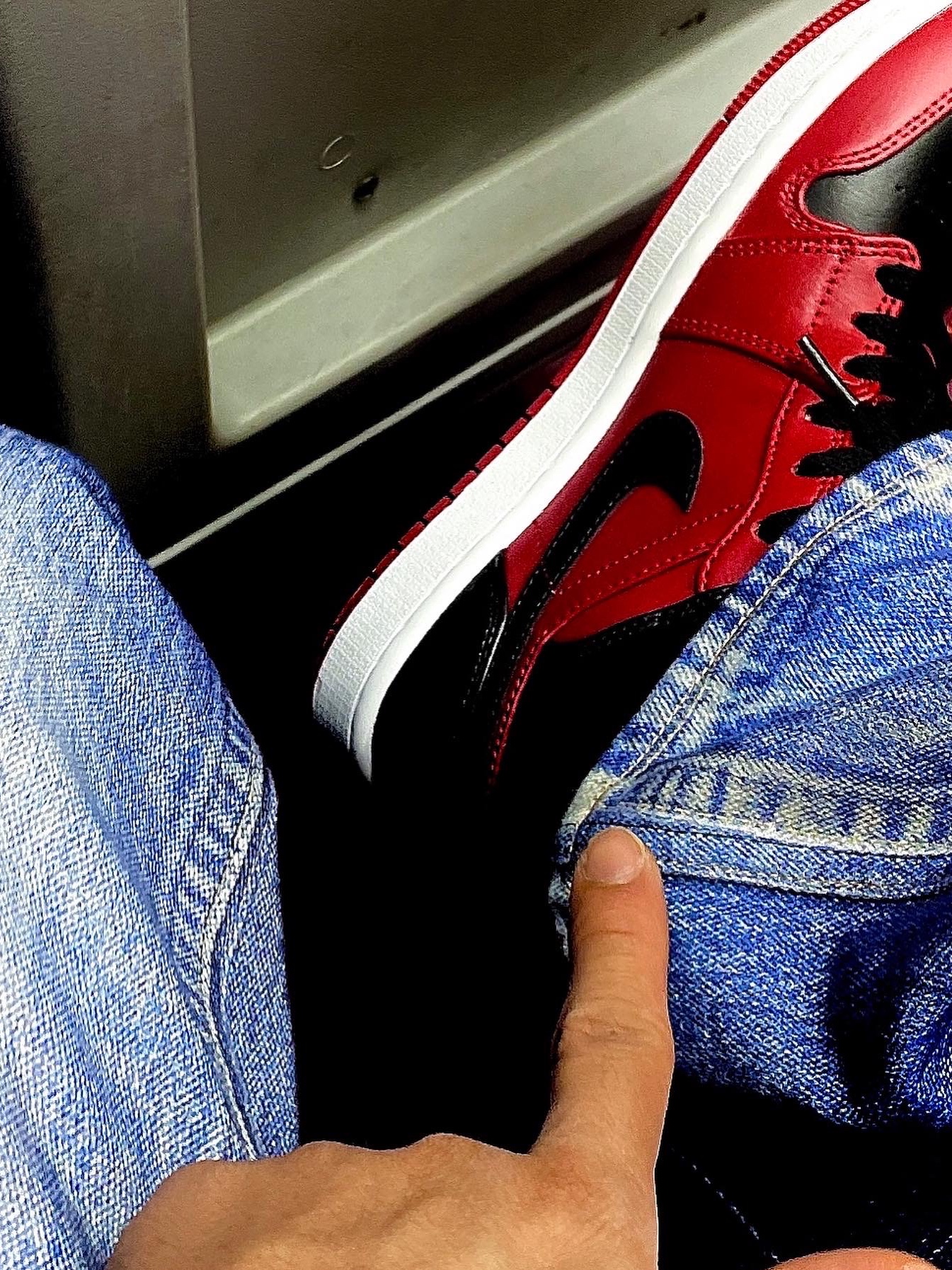 Jordan 1 Mid Reverse Bred, Our Legacy Third Cut Digital Dual Denim 착용 스타일