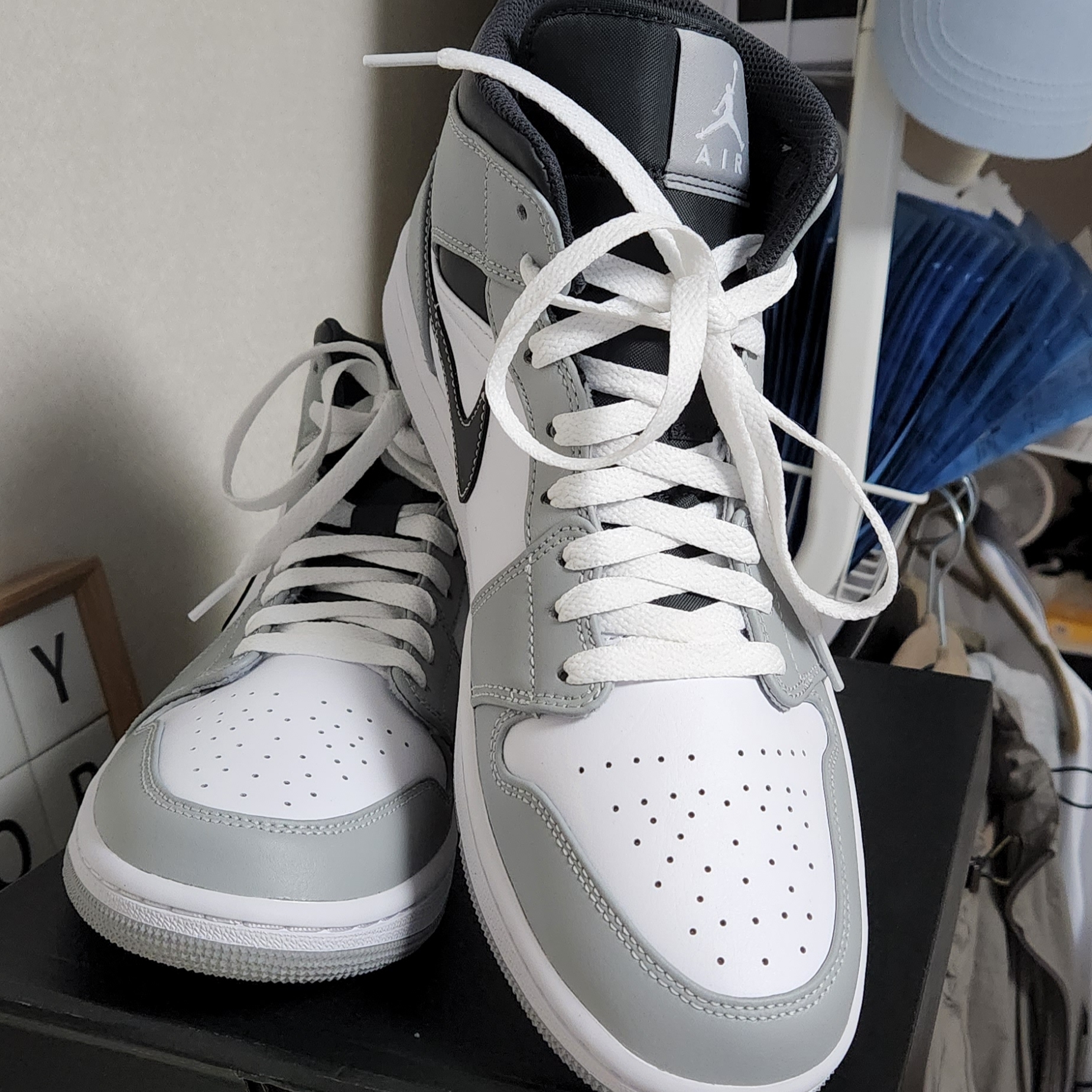 Jordan 1 Mid Light Smoke Grey Anthracite 착용 스타일 - 2