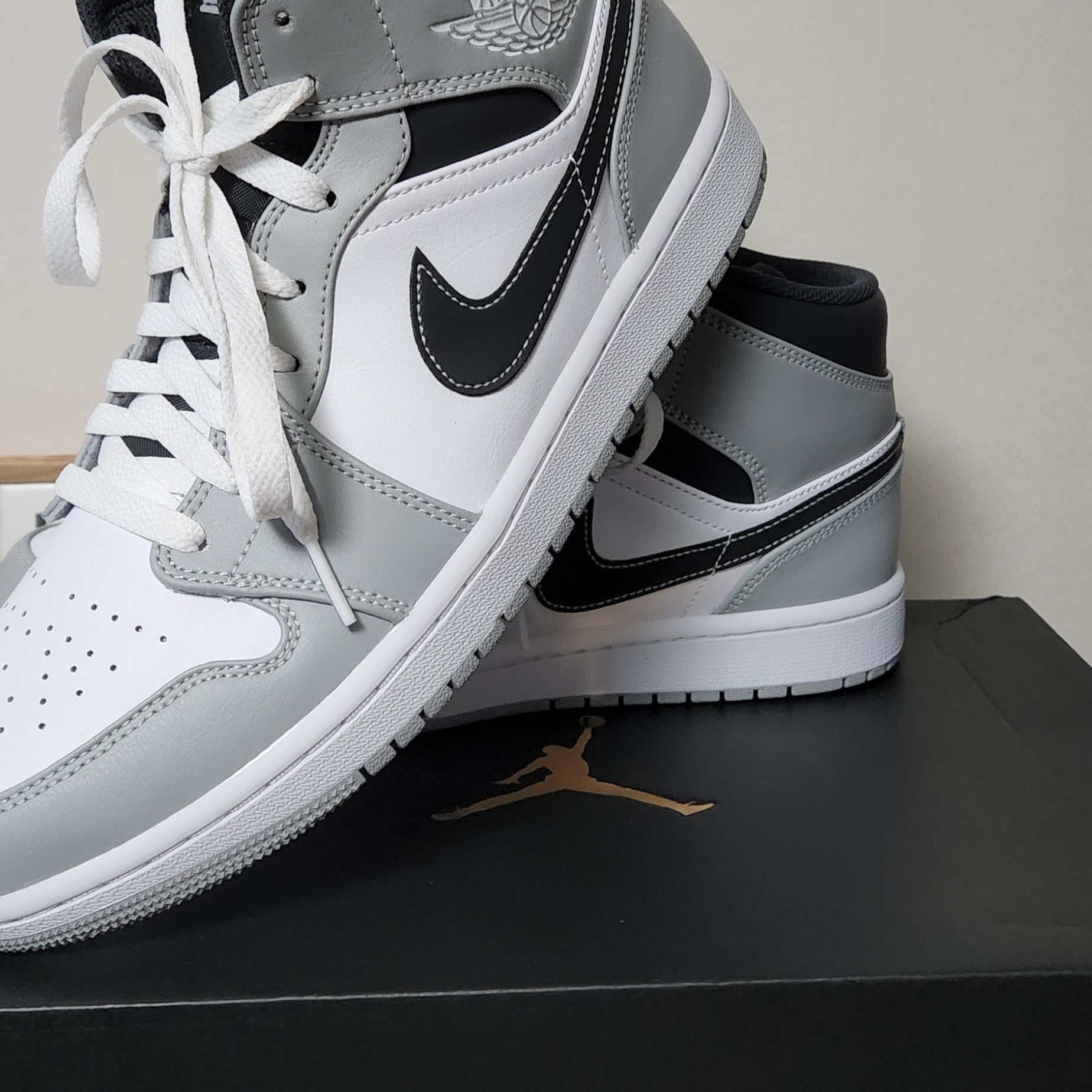 Jordan 1 Mid Light Smoke Grey Anthracite 착용 스타일 - 1